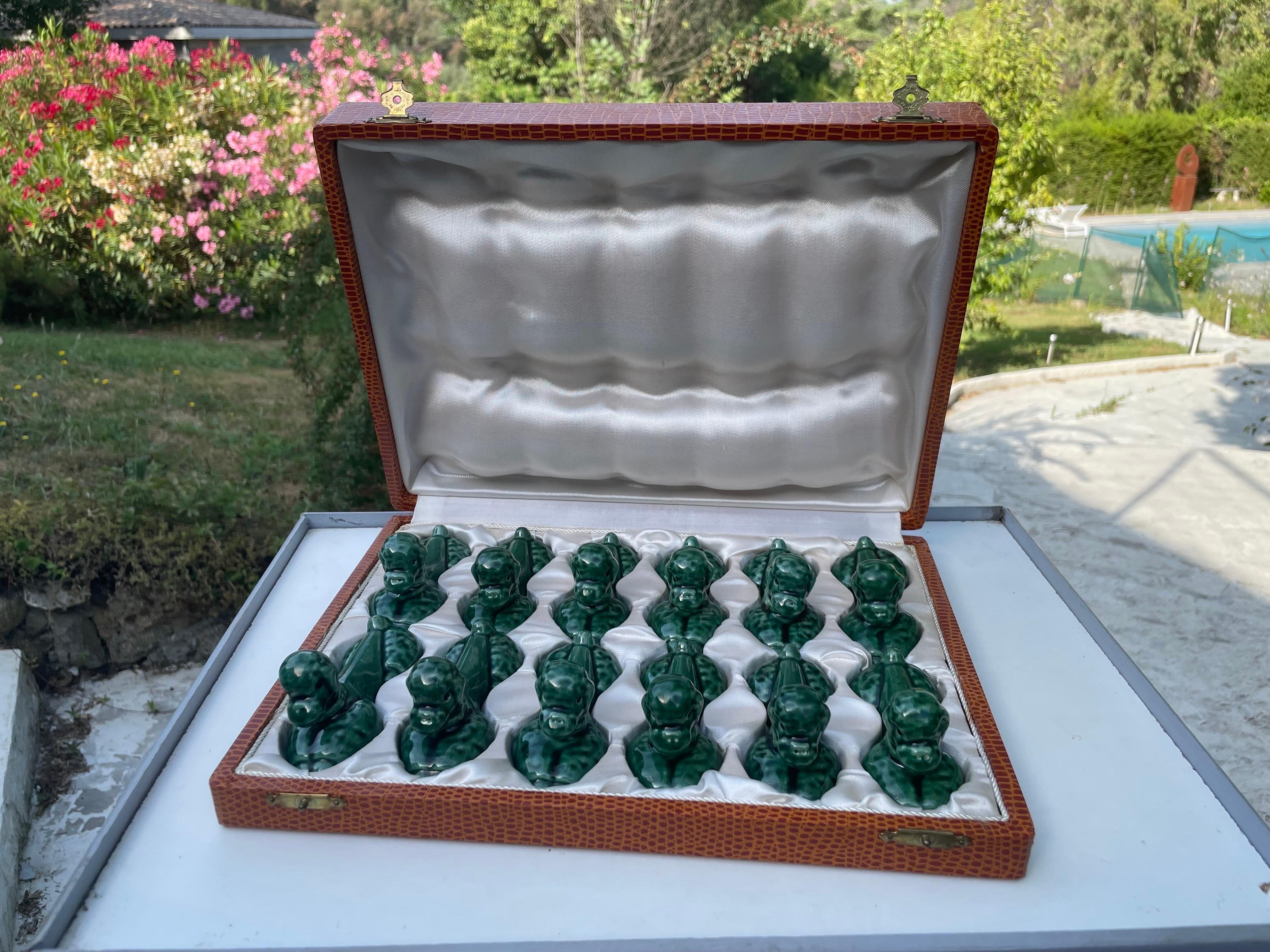 Tenemos una preciosa caja portacuchillos de cerámica, de color verde, fabricada en Francia en la década de 1970.
Los apoyos de los cuchillos están en perfecto estado, y la caja tiene un acolchado muy agradable.