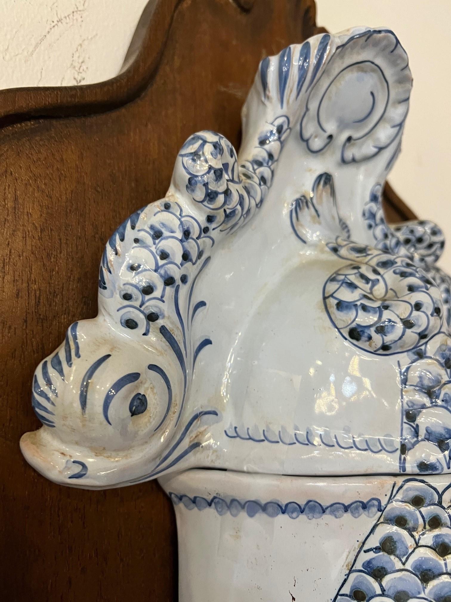 Keramik Koi-Wandbrunnen und Lavabo-Wandbrunnen aus Keramik auf Holzplatte   im Angebot 3