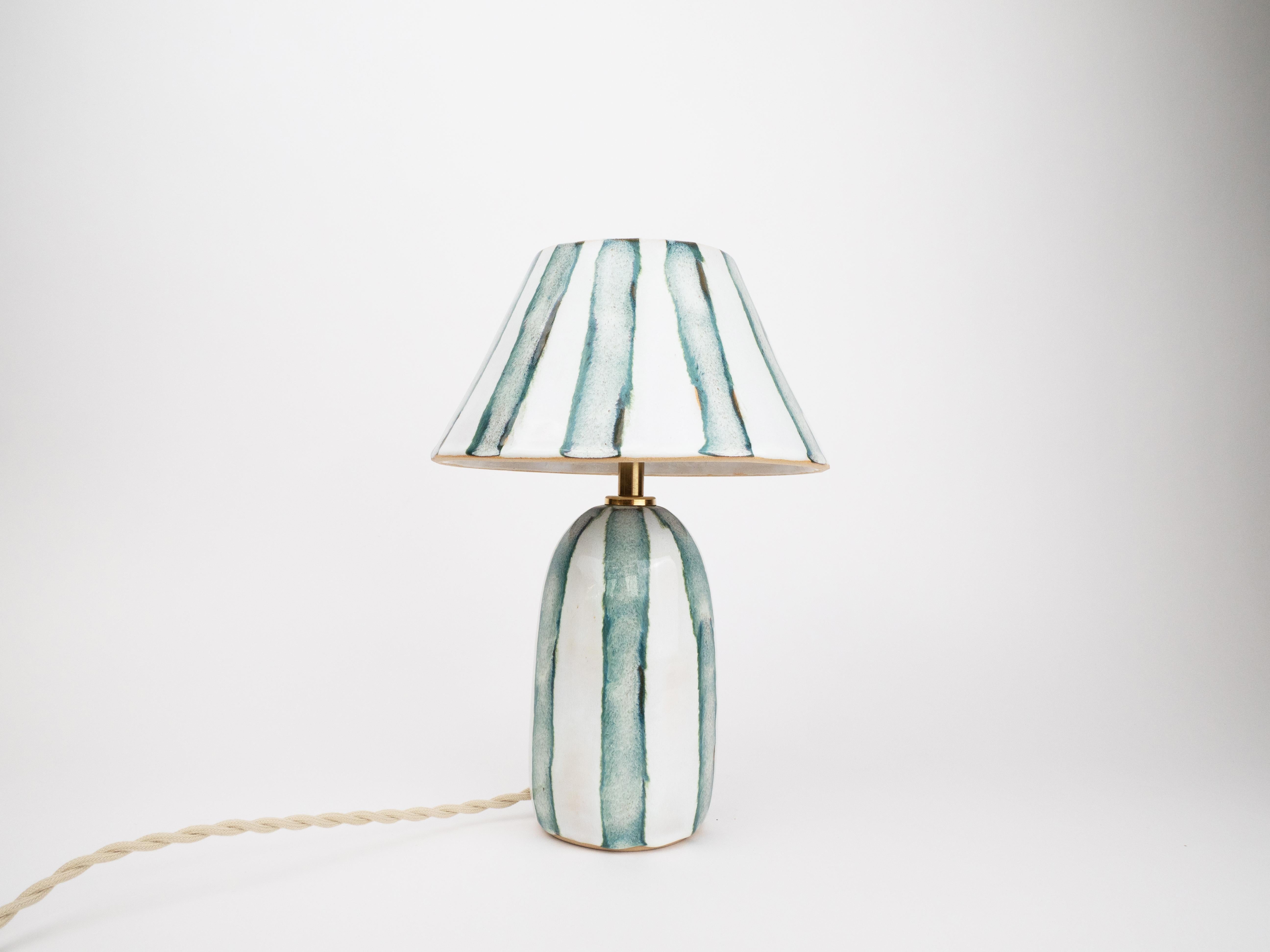 Fabriquée à la main avec amour et émaillée de rayures organiques ludiques, cette lampe en céramique apportera une touche de charme sans effort à n'importe quel espace.

L'ampoule est incluse
Raccord d'ampoule : G9
Abat-jour en verre inclus 

INCLUS