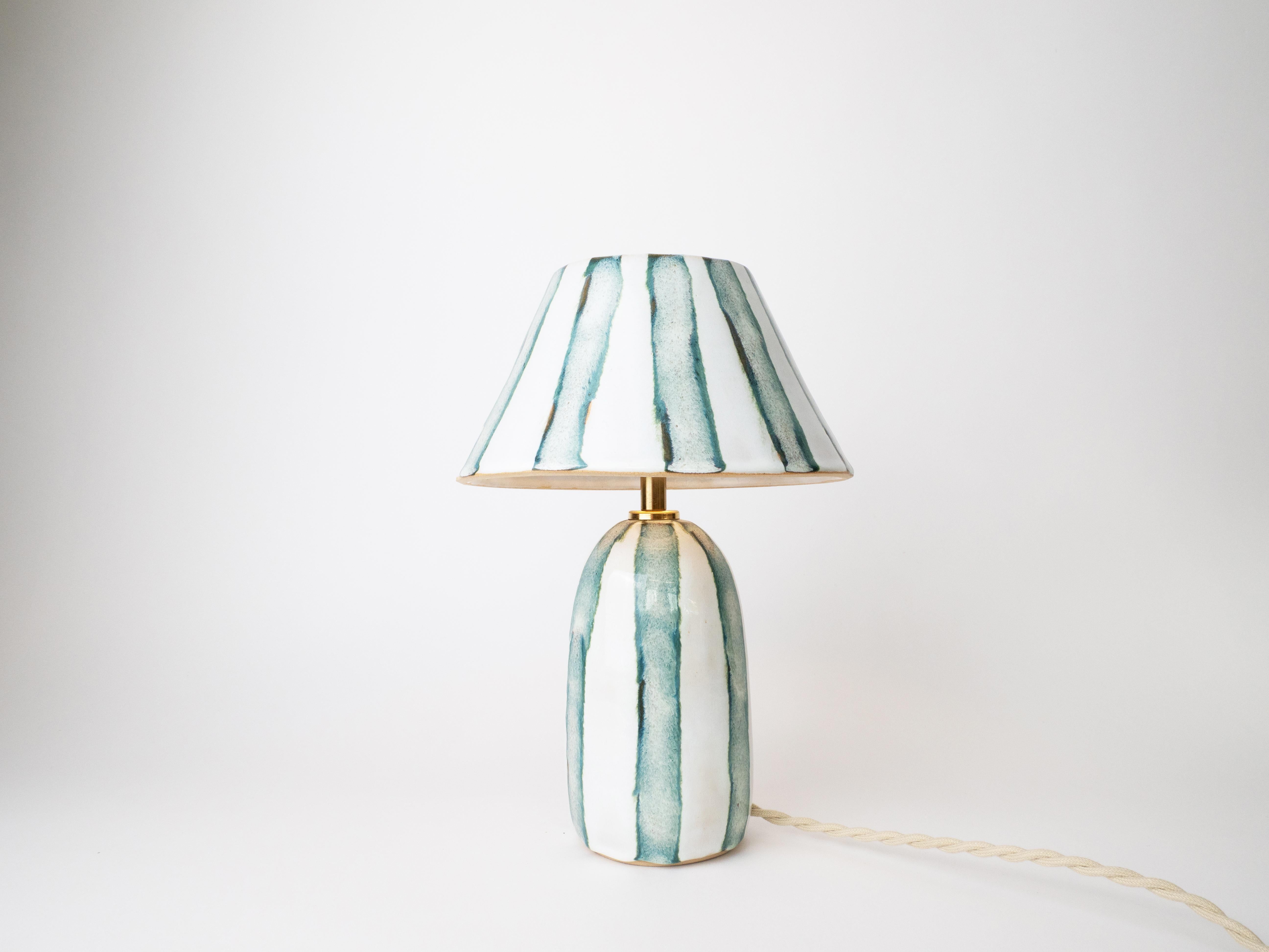 Lampe et abat-jour en céramique - rayures dépolies Neuf - En vente à London, GB