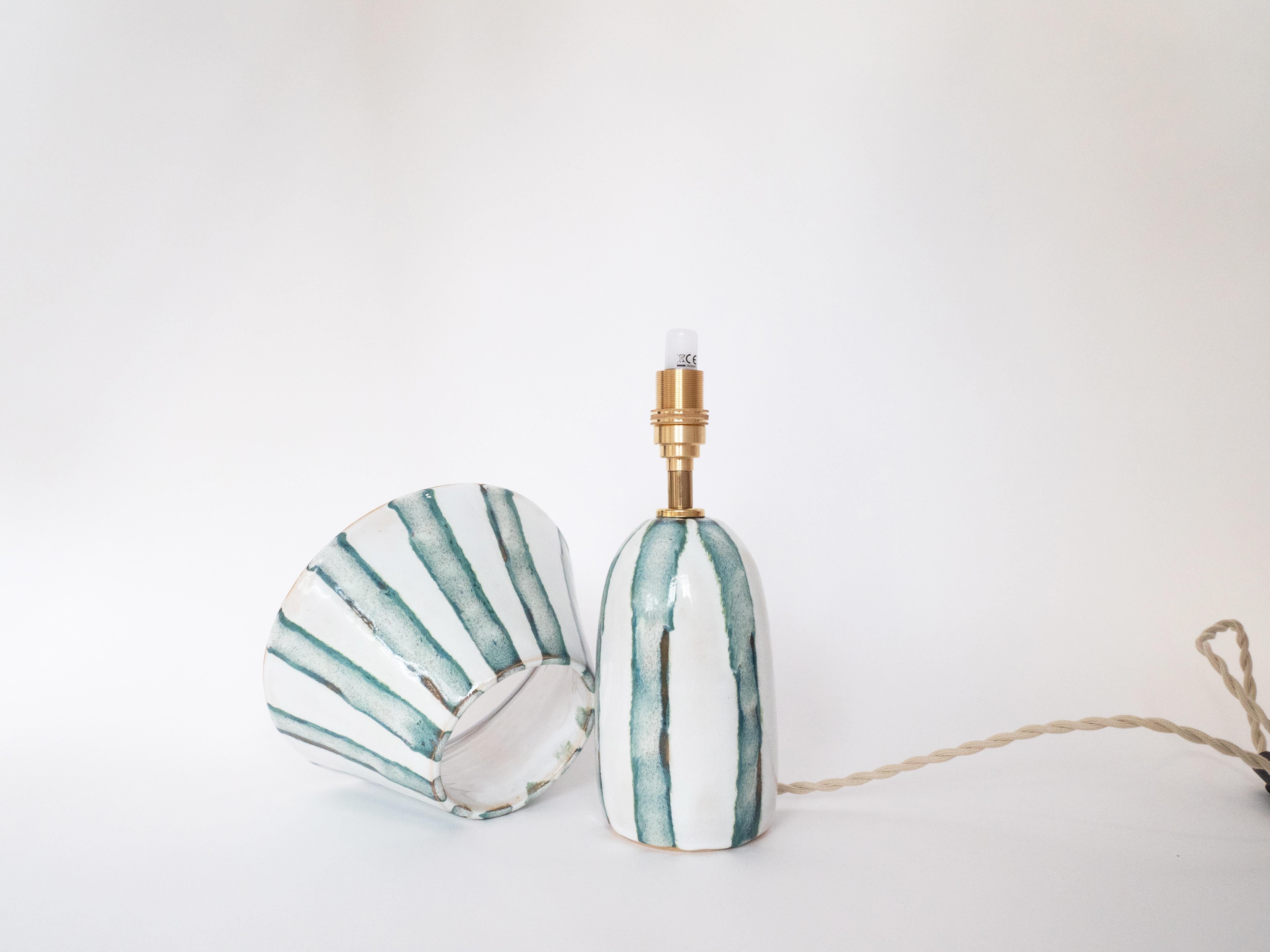 XXIe siècle et contemporain Lampe et abat-jour en céramique - rayures dépolies en vente