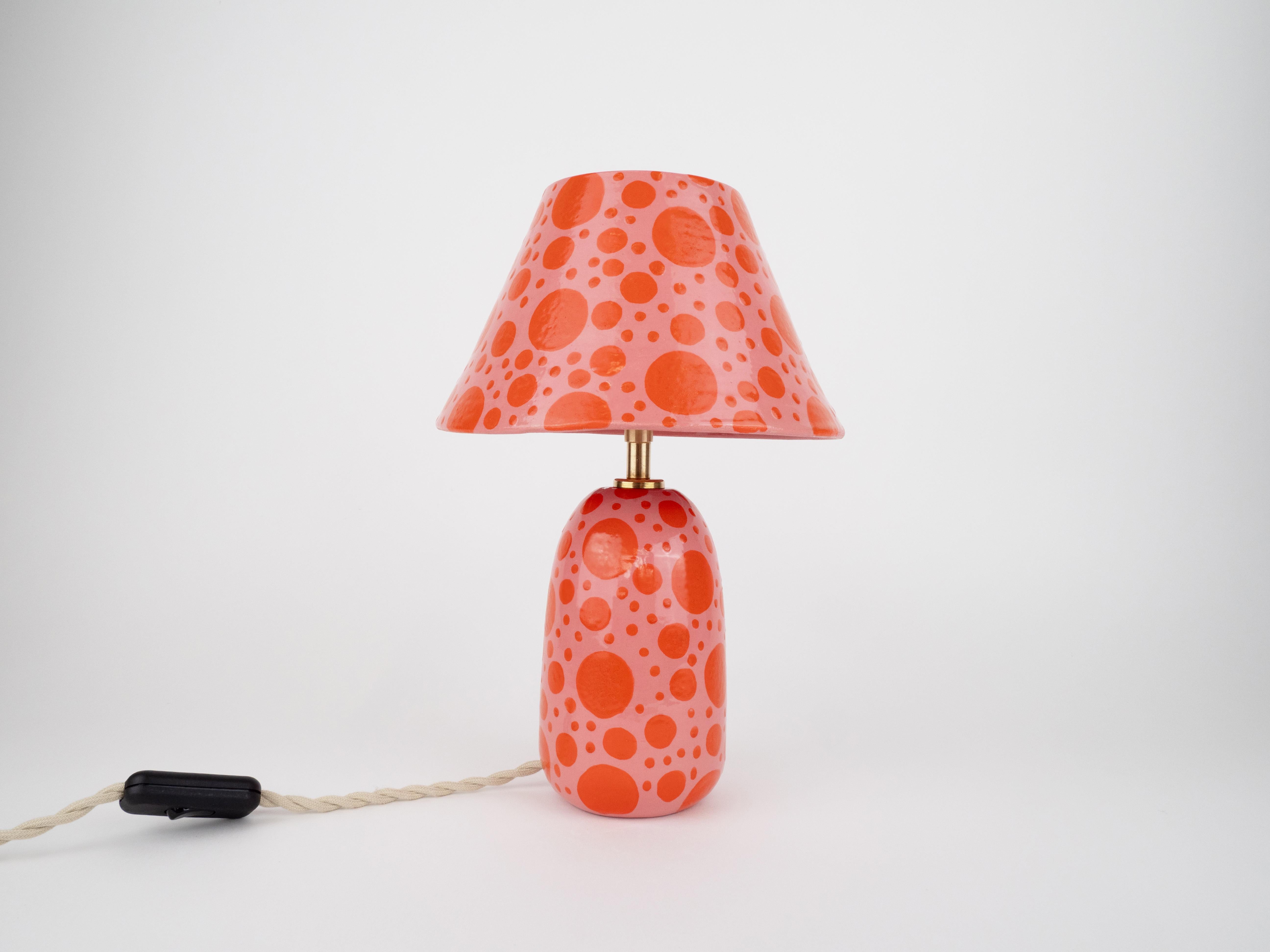 Keramiklampe und Schirm – rosa und orangefarbener Polkadot (Europäisch) im Angebot