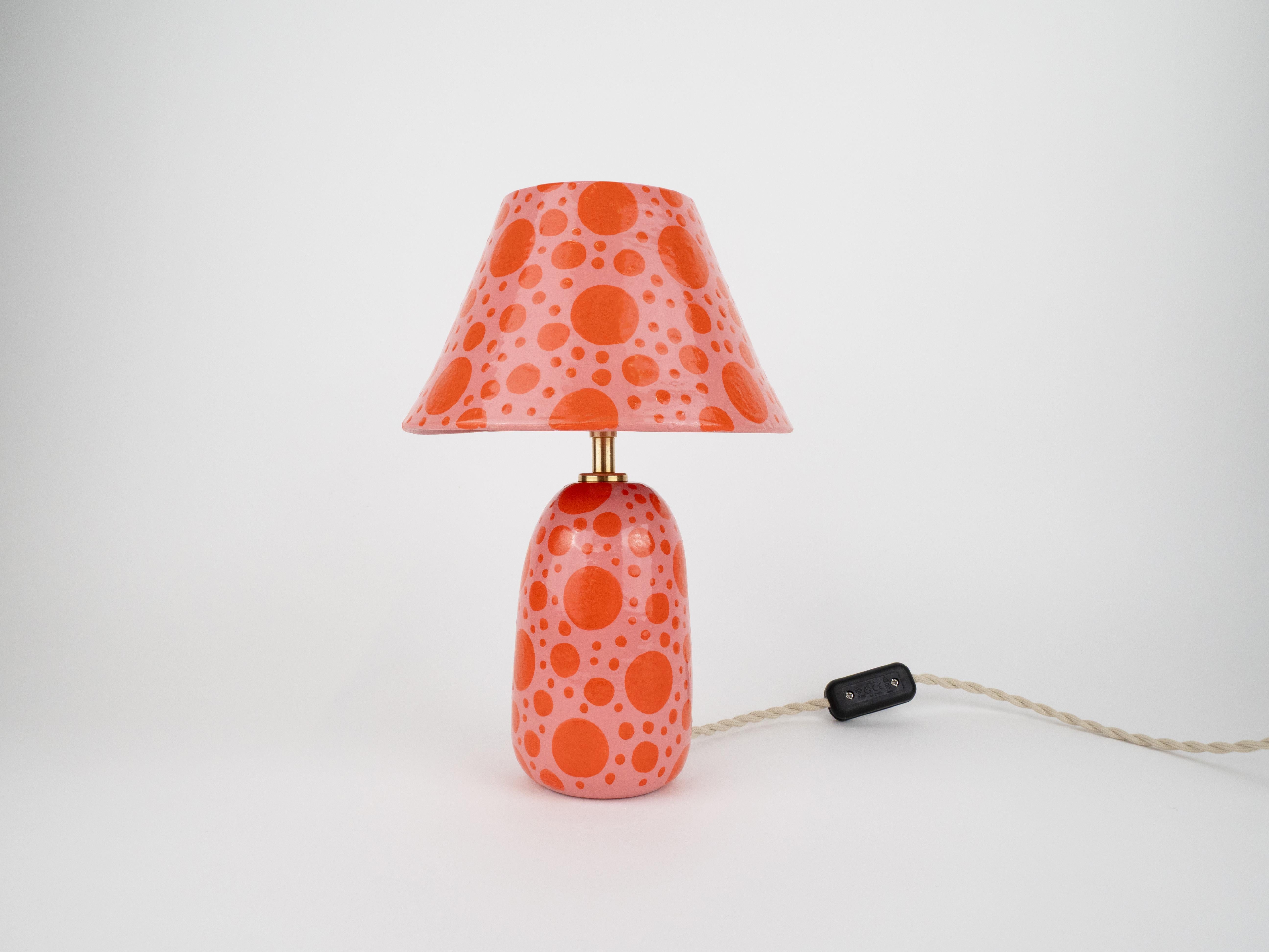 Keramiklampe und Schirm – rosa und orangefarbener Polkadot (Handgefertigt) im Angebot