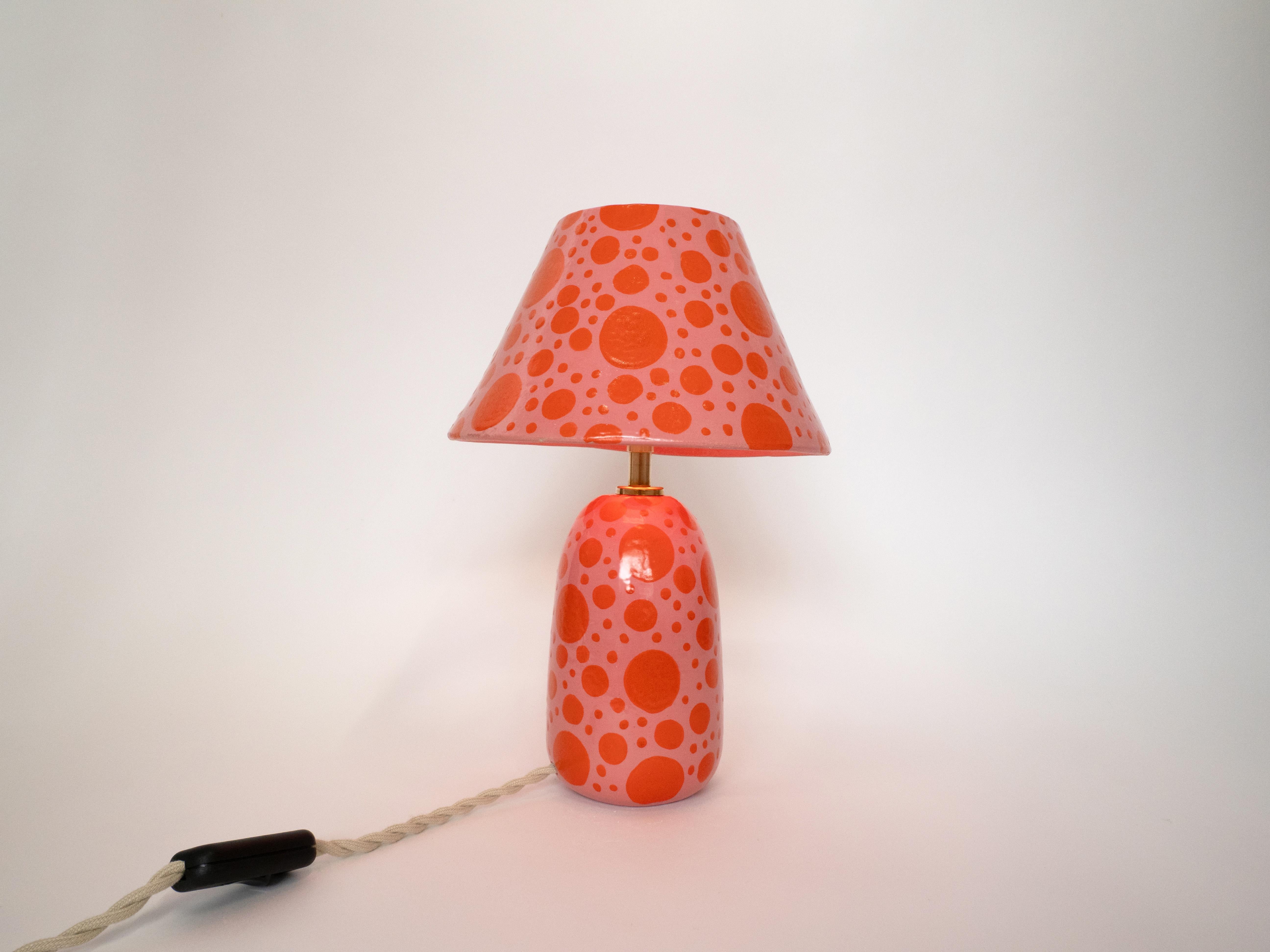 Keramiklampe und Schirm – rosa und orangefarbener Polkadot im Zustand „Neu“ im Angebot in London, GB