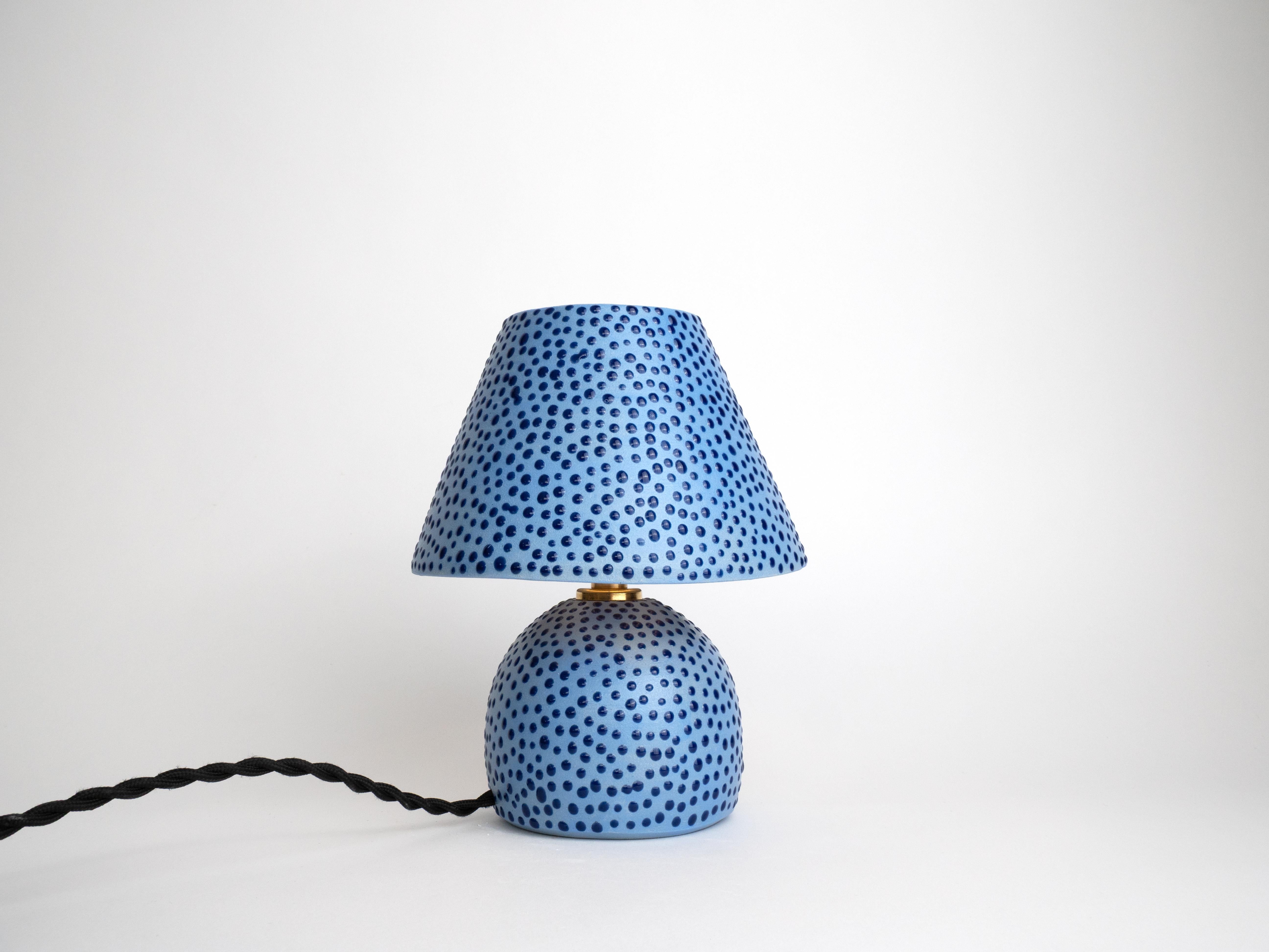 Européen Lampe et abat-jour en céramique - Deux tons bleu Polkadot en vente
