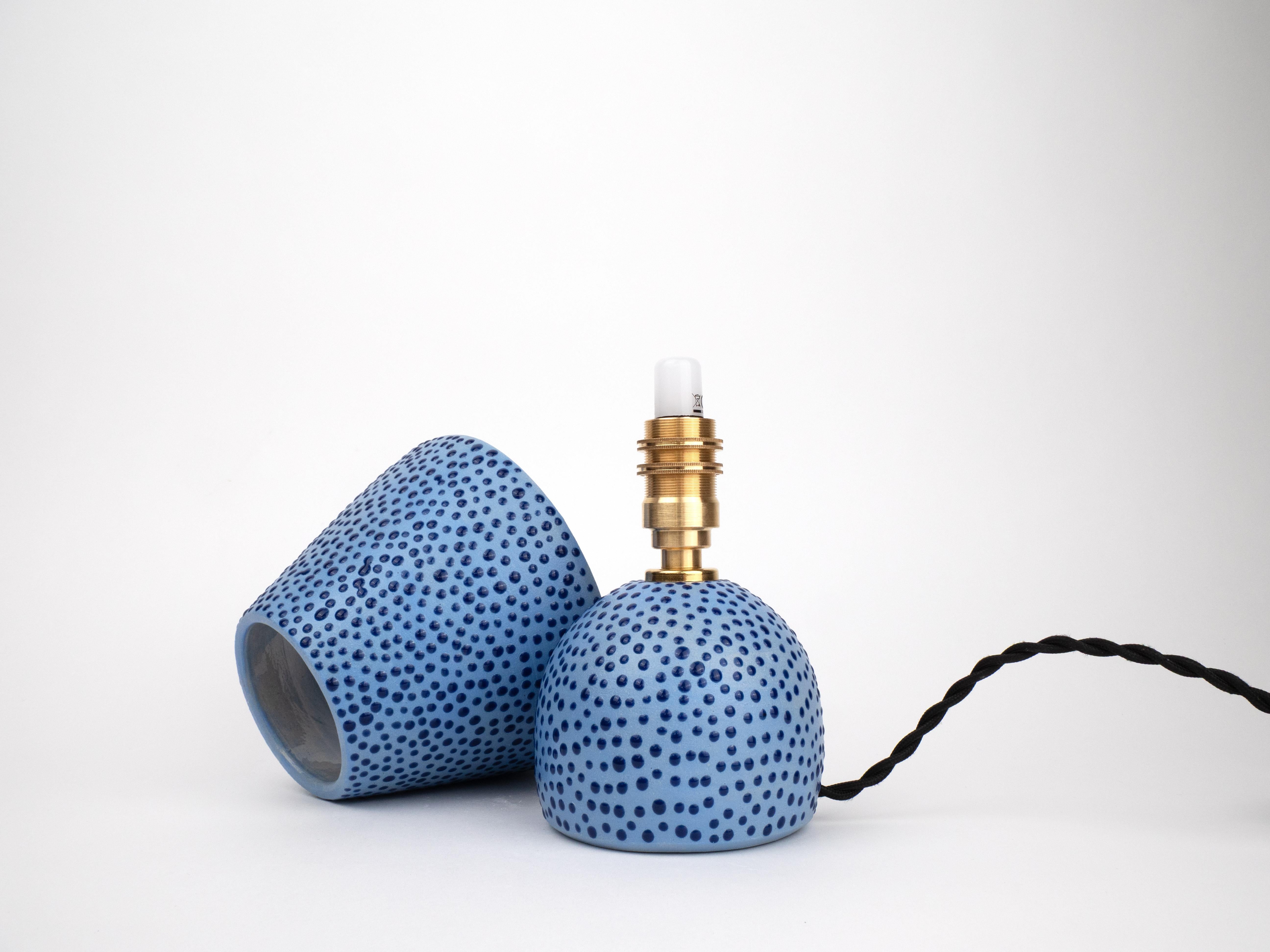 Lampe et abat-jour en céramique - Deux tons bleu Polkadot Neuf - En vente à London, GB