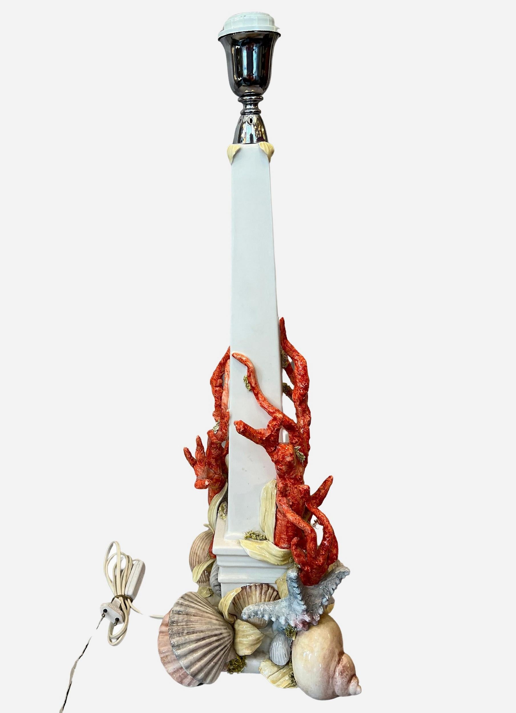 Pied de lampe en forme d'obélisque en céramique émaillée, décoré de coraux, d'algues, d'étoiles de mer et de coquillages, par Antonio Fullin Mollica.
Hauteur : 69 cm (27.2 inches)
Base : 25 x 25 cm (9.84 x 9.84 pouces)

