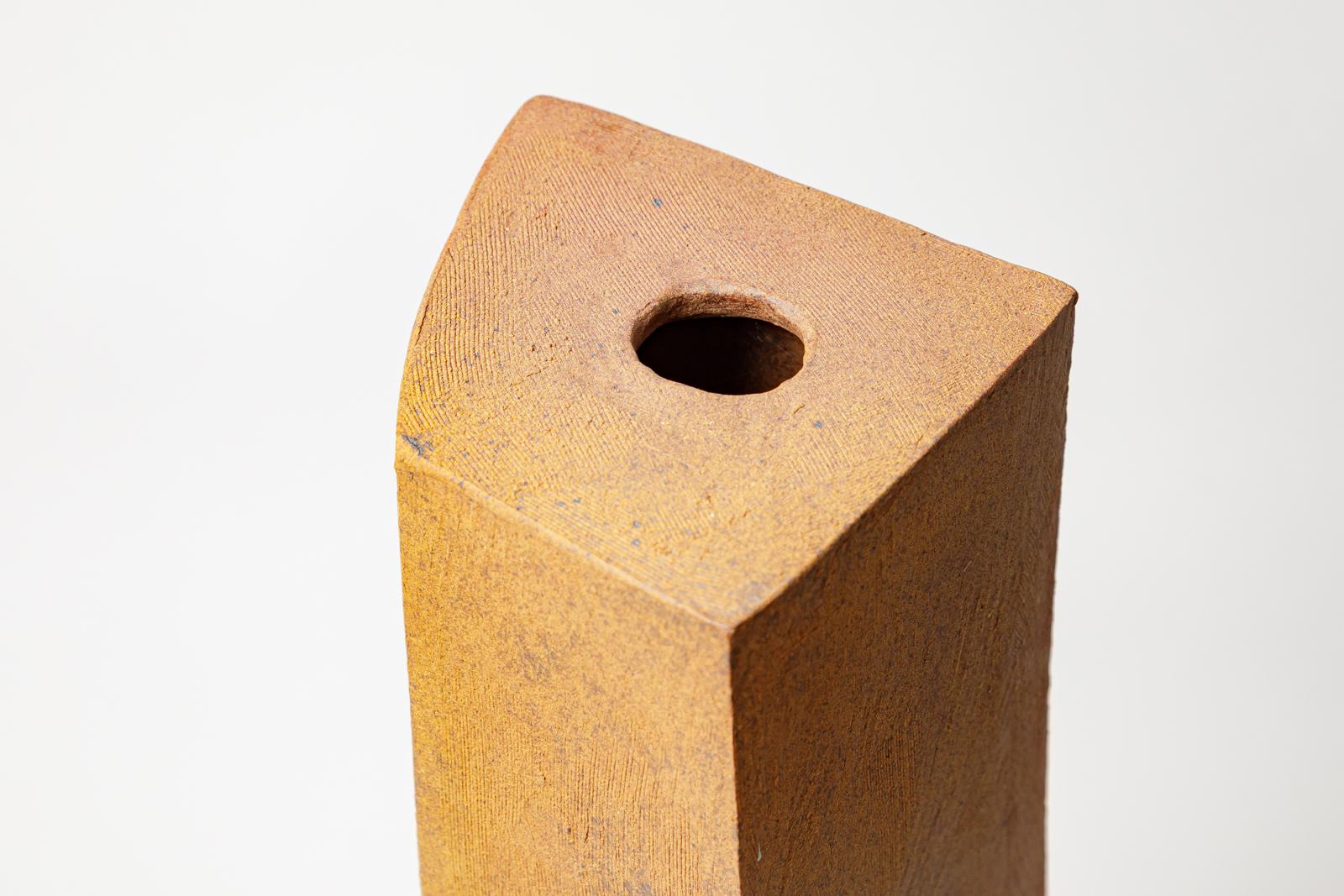 Pied de lampe en céramique de Marie-Lucie Trinquand.
Signature de l'artiste sous la base. 2025. Pièce unique.
 H : 22 x 8.7 x 7.9 pouces (céramique uniquement).