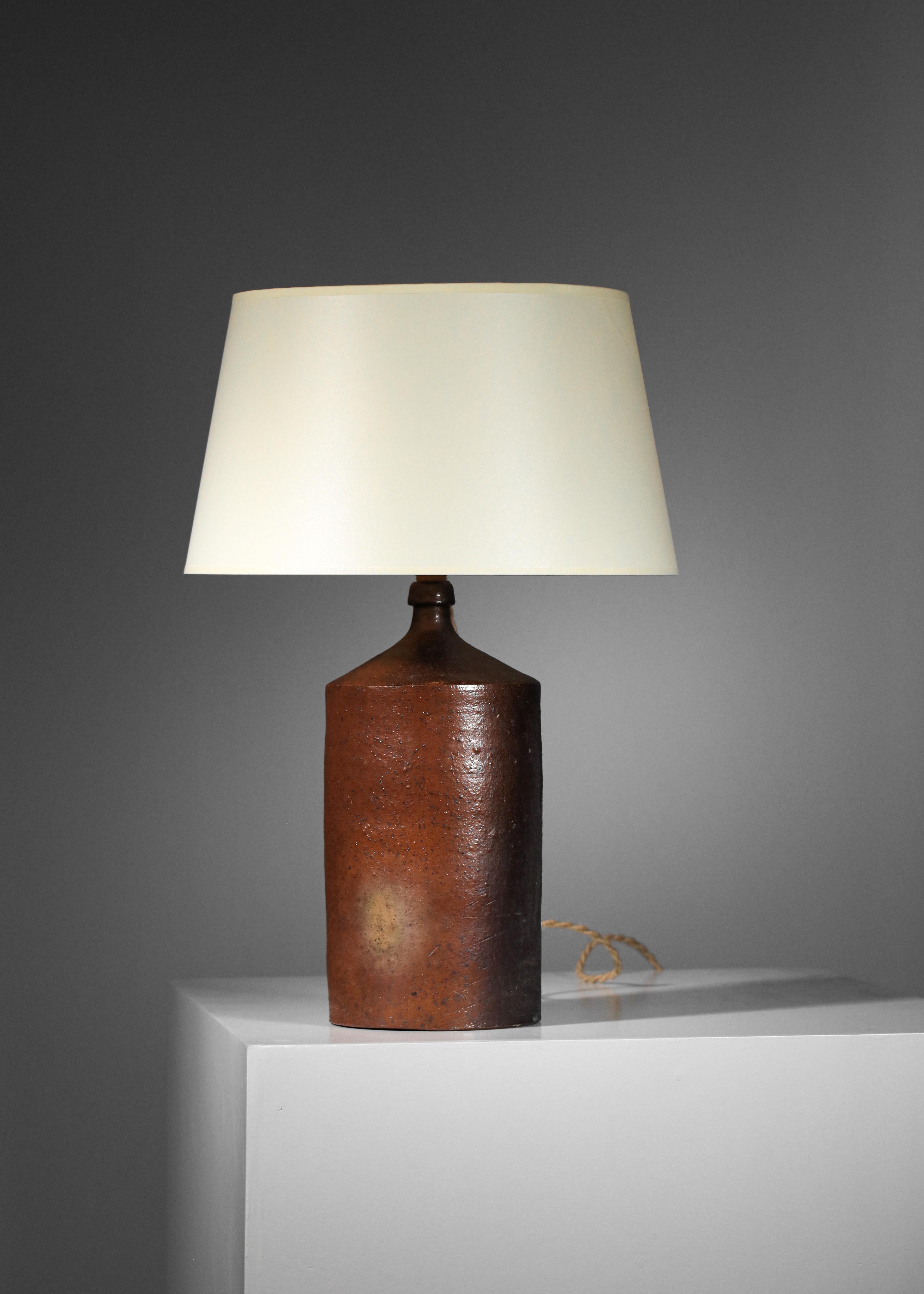 Large table lamp from the 60s, certainly by La Borne. Base structure in chamotte clay, a folk art work. The lamp has different shades of brown and slight deformations, certainly due to firing during manufacture. Beautiful vintage condition, with two