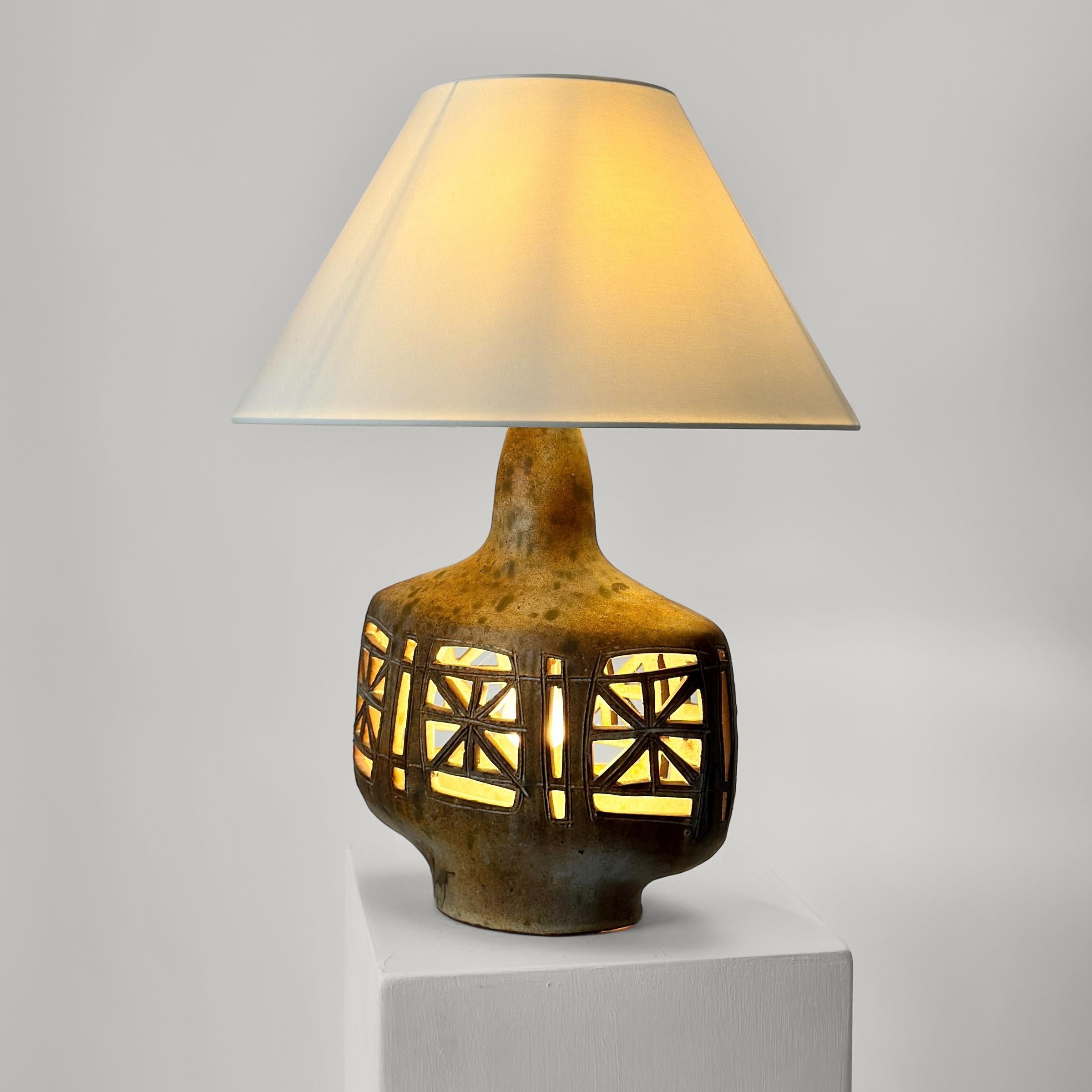 Rare Ceramic lamp by Agnes Escala, Lavalette, France, circa 1970.
Ink signature at base.
Perfect condition.

Dimensions :
Total Height : 54cm
Diameter including Lampshade : 41cm
Height ceramic : 33cm
Width ceramic : 30cm