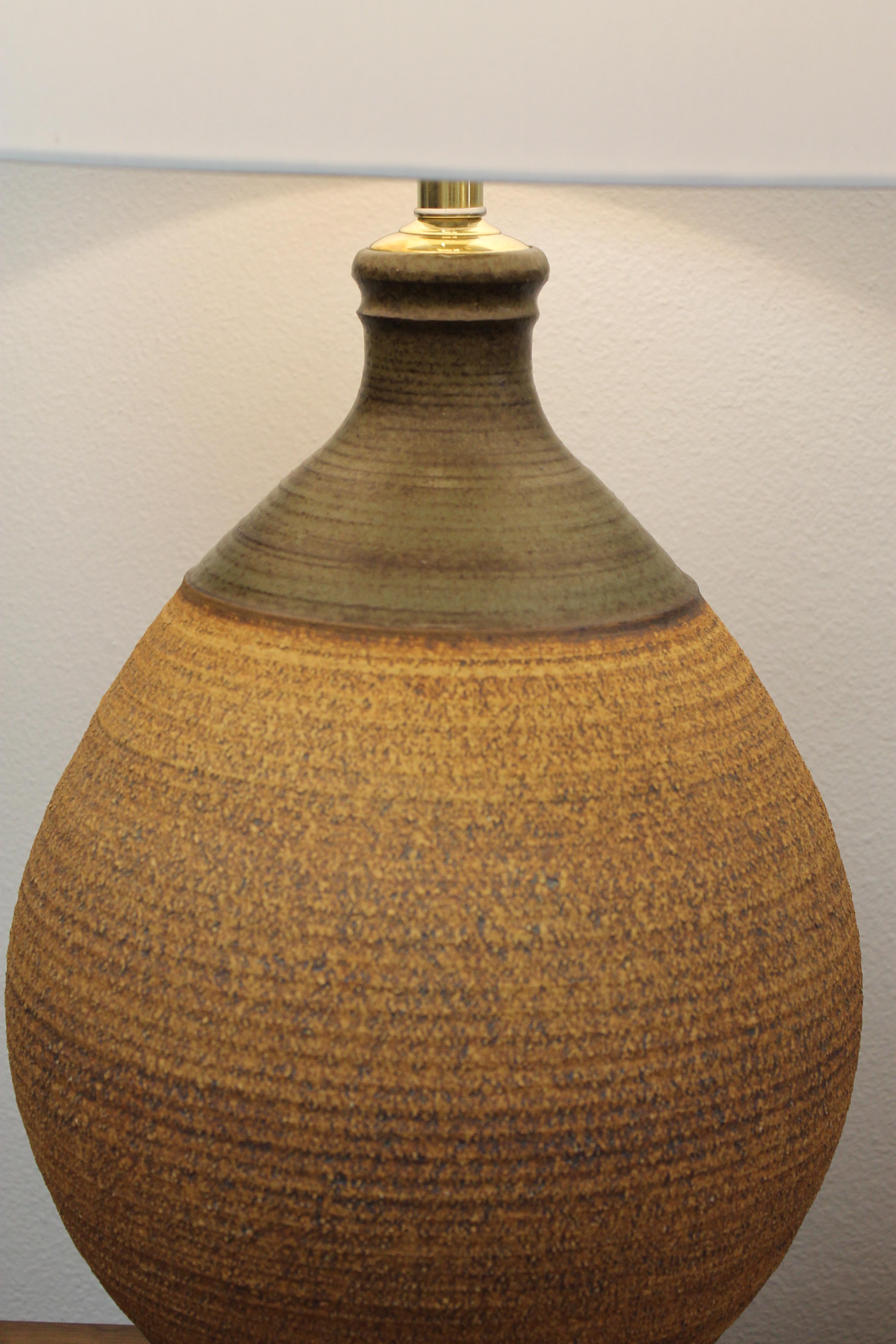 Lampe en céramique de Bob Kinzie pour la société Affiliated Craftsmen Lamp Company de Costa Mesa, CA.  La partie en céramique mesure 19,75 pouces de haut et 14 pouces de diamètre. La hauteur totale de la base au bas de la prise est de 26