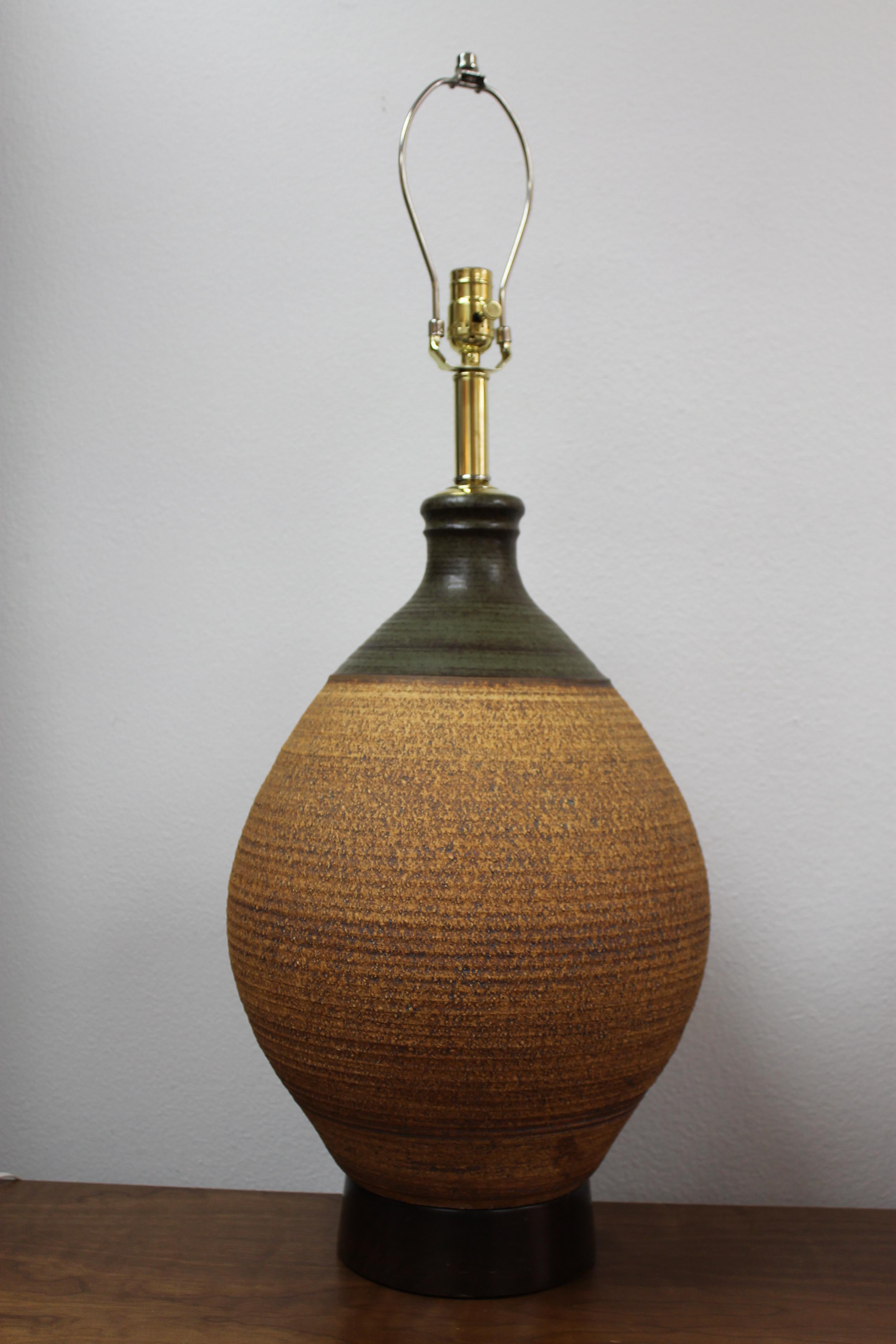 Américain Lampe en grès de Bob Kinzie pour la Affiliated Craftsmen Lamp Company en vente
