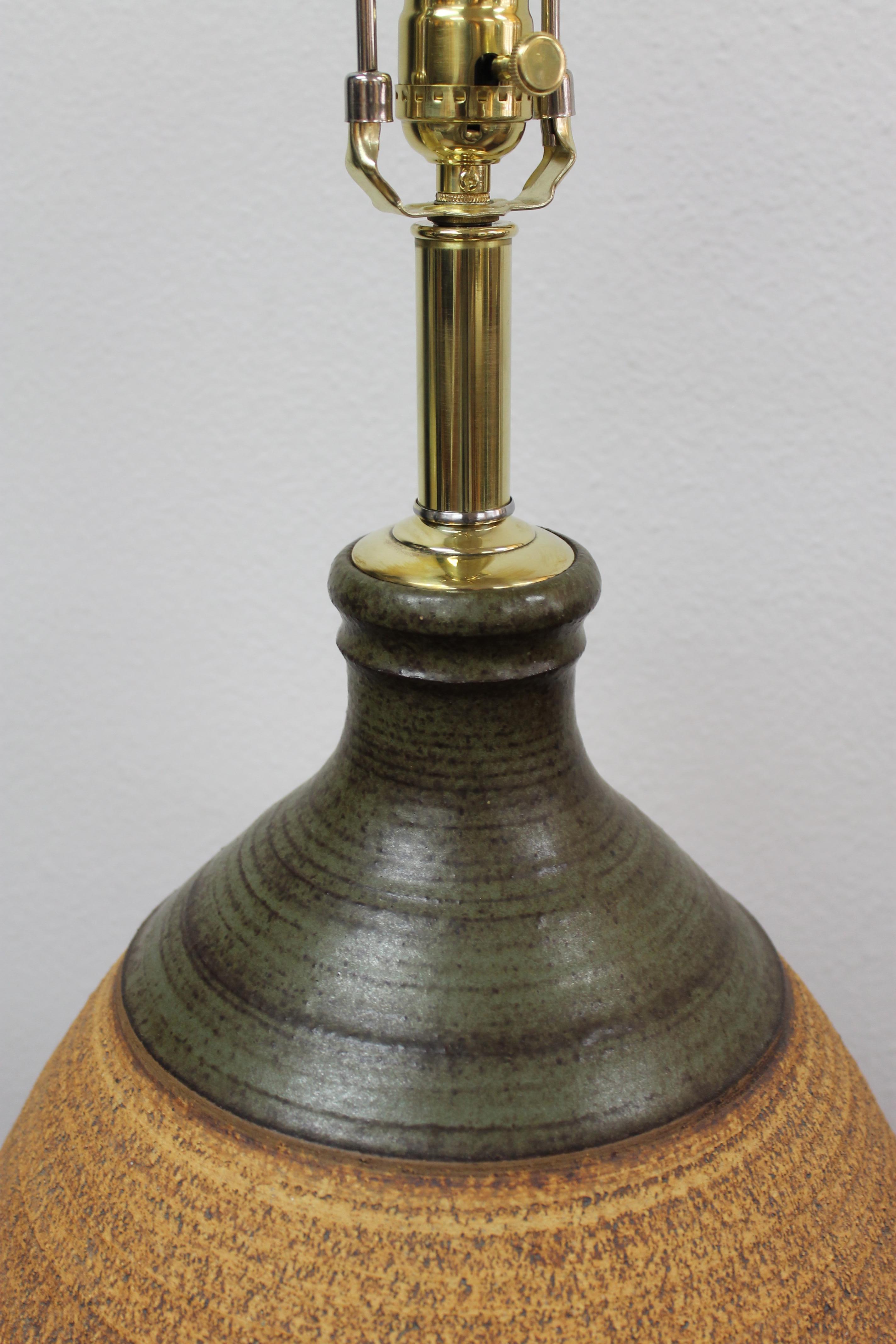 Laiton Lampe en grès de Bob Kinzie pour la Affiliated Craftsmen Lamp Company en vente