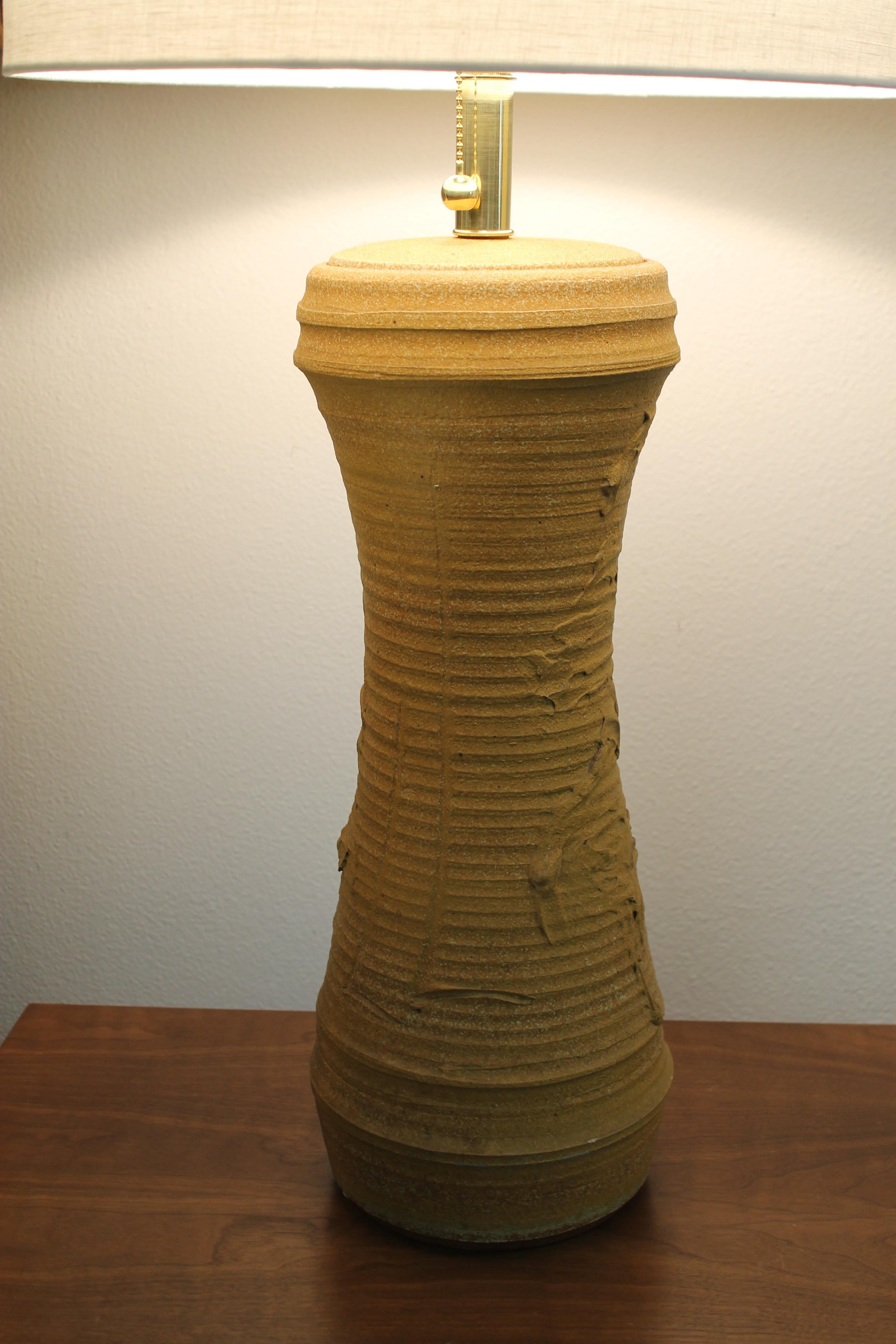 Lampe en céramique de Bob Kinzie pour l'Affiliated Craftsmen Lamp Company de Costa Mesa, CA.  La portion en céramique mesure 21 pouces de haut et 8 pouces de diamètre. La hauteur totale de la base au bas de la prise est de 25