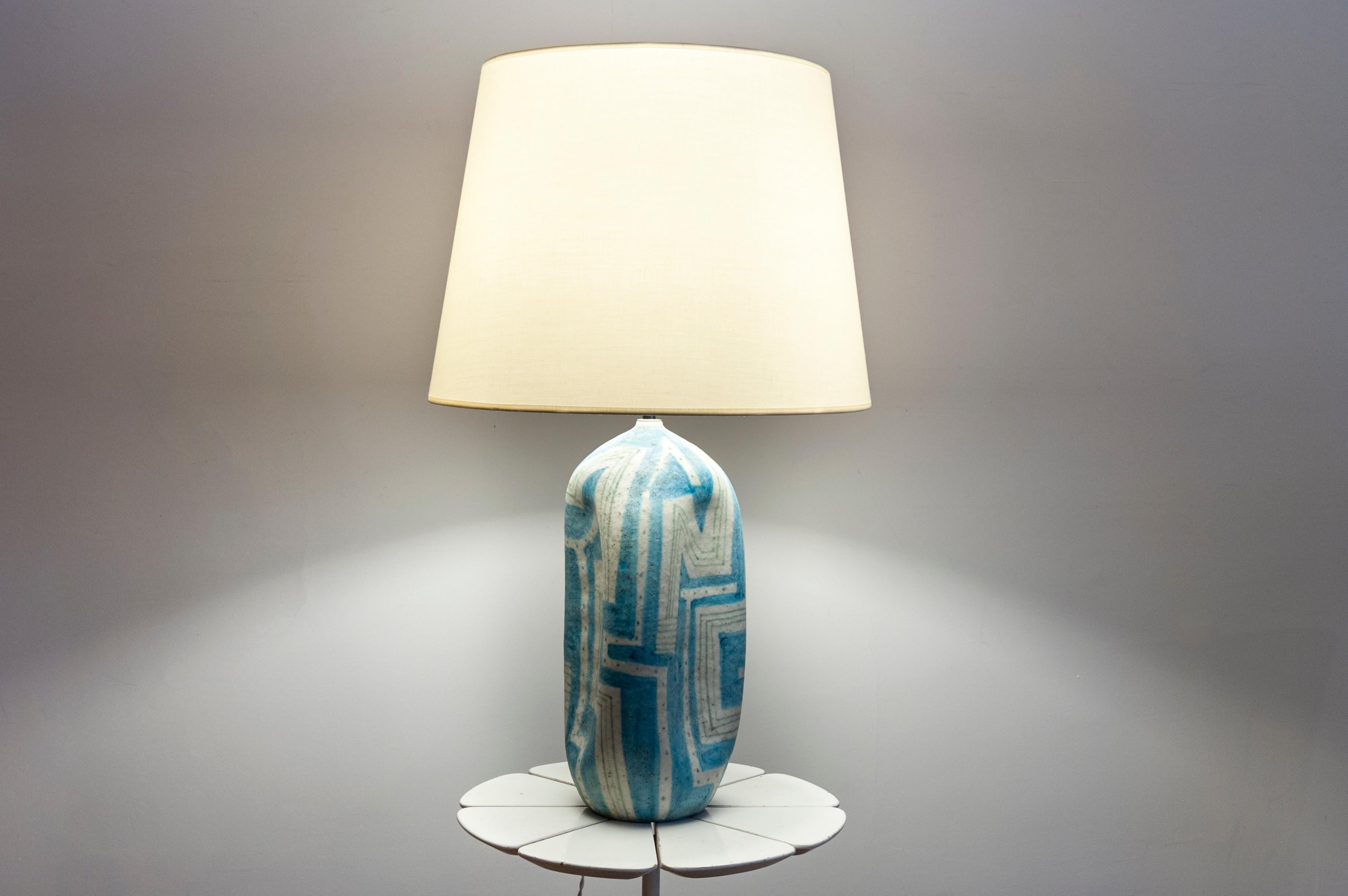 Ceramic lamp with geometric bleu and white pattern.
Signed: Guido Gambone (1909-1969)
Italy, circa 1950

Measures: Height 41 cm (16.14 in.)
Diameter 19 cm (7.5 in.)
 