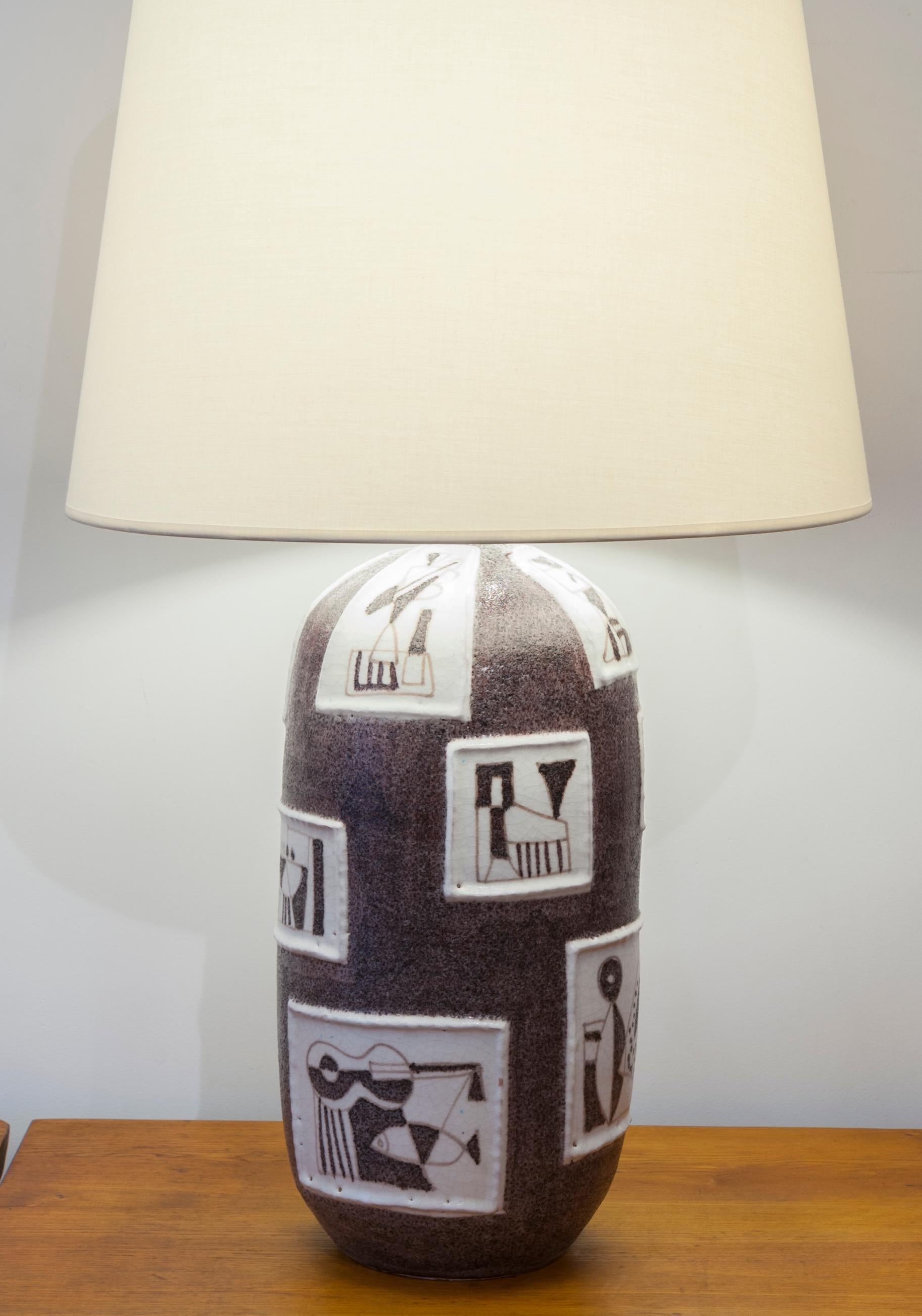 Keramische Lampe mit kubistischer Dekoration.
Unterzeichnet: Guido Gambone (1909-1969)
Italien, um 1950

Maßnahmen: 
Höhe insgesamt 79 cm (31.1 in.)
Höhe des Keramiksockels 42 cm (16,5 in.)
Durchmesser 48 cm (18,9 Zoll).