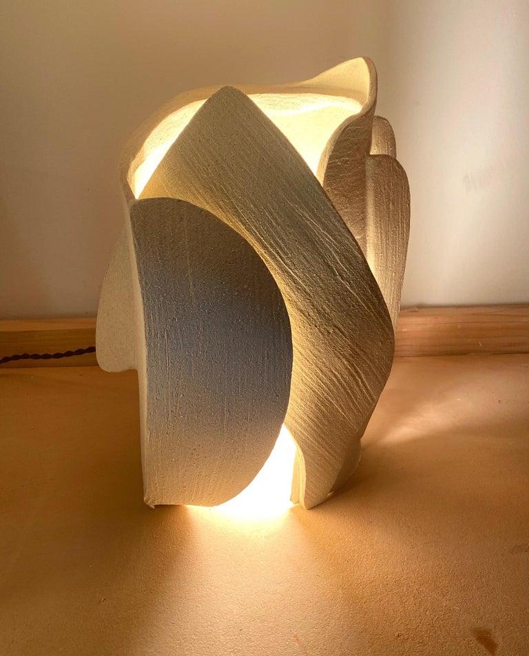 Lampe en céramique d'Olivia Cognet
Matériaux : Céramique
Dimensions : H environ 40-50 cm de hauteur 

Chacune des créations faites à la main d'Olivia est une œuvre d'art unique, l'instantané d'un moment précieux capturé dans un monde où tout va