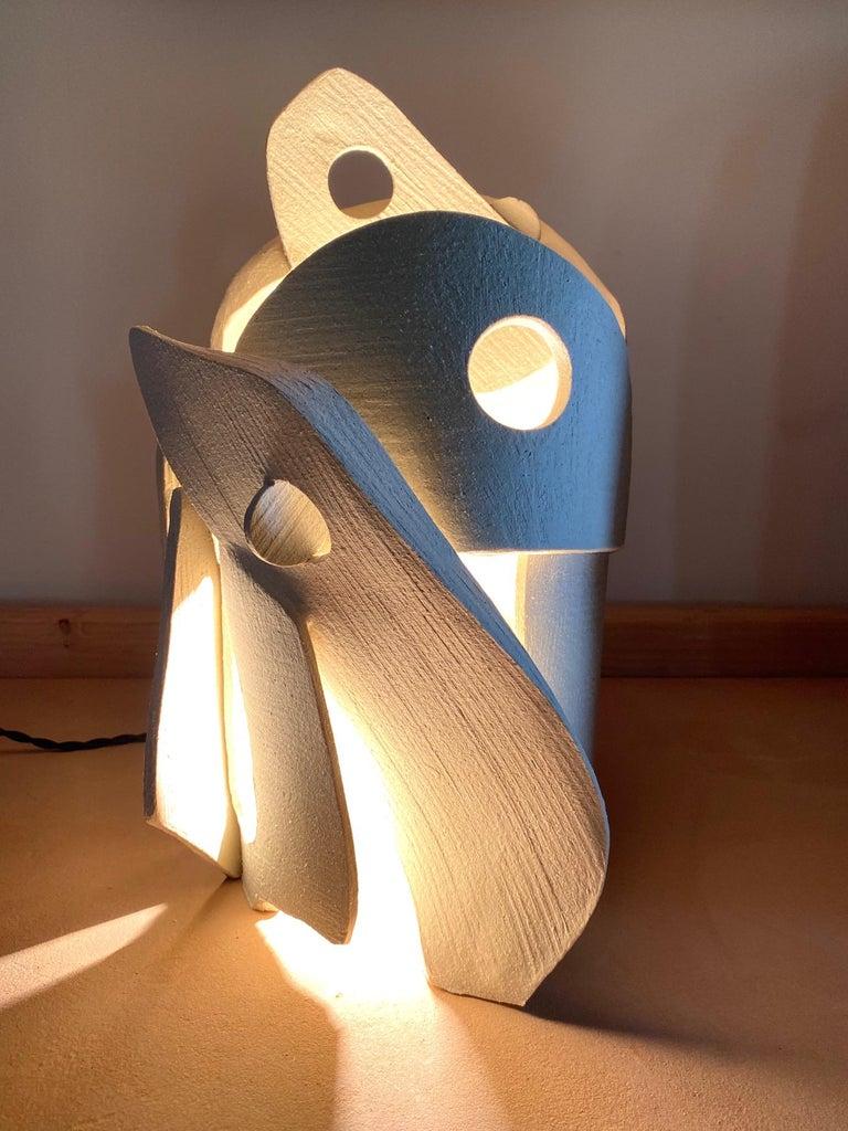 Lampe en céramique d'Olivia Cognet
Matériaux : Céramique
Dimensions : H environ 40-50 cm de hauteur 

Chacune des créations faites à la main d'Olivia est une œuvre d'art unique, l'instantané d'un moment précieux capturé dans un monde où tout va