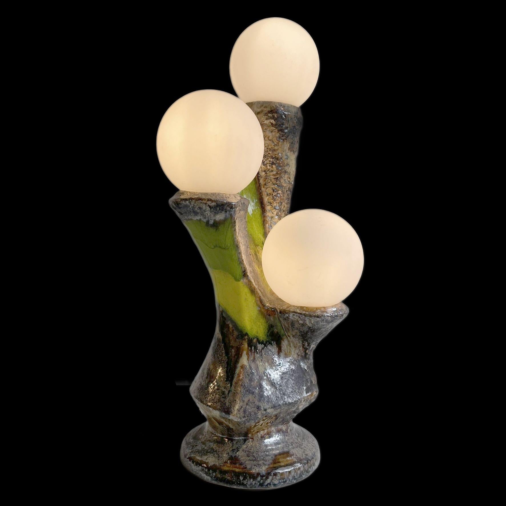 Lampe de table extraterrestielle des années 1970. 

Josef Simon et Joseph Schelle ont fondé la société allemande Sische Leuchte en 1946. Ils ont d'abord produit des abat-jour, puis des lampes pour leur première exposition publique en 1949. Les