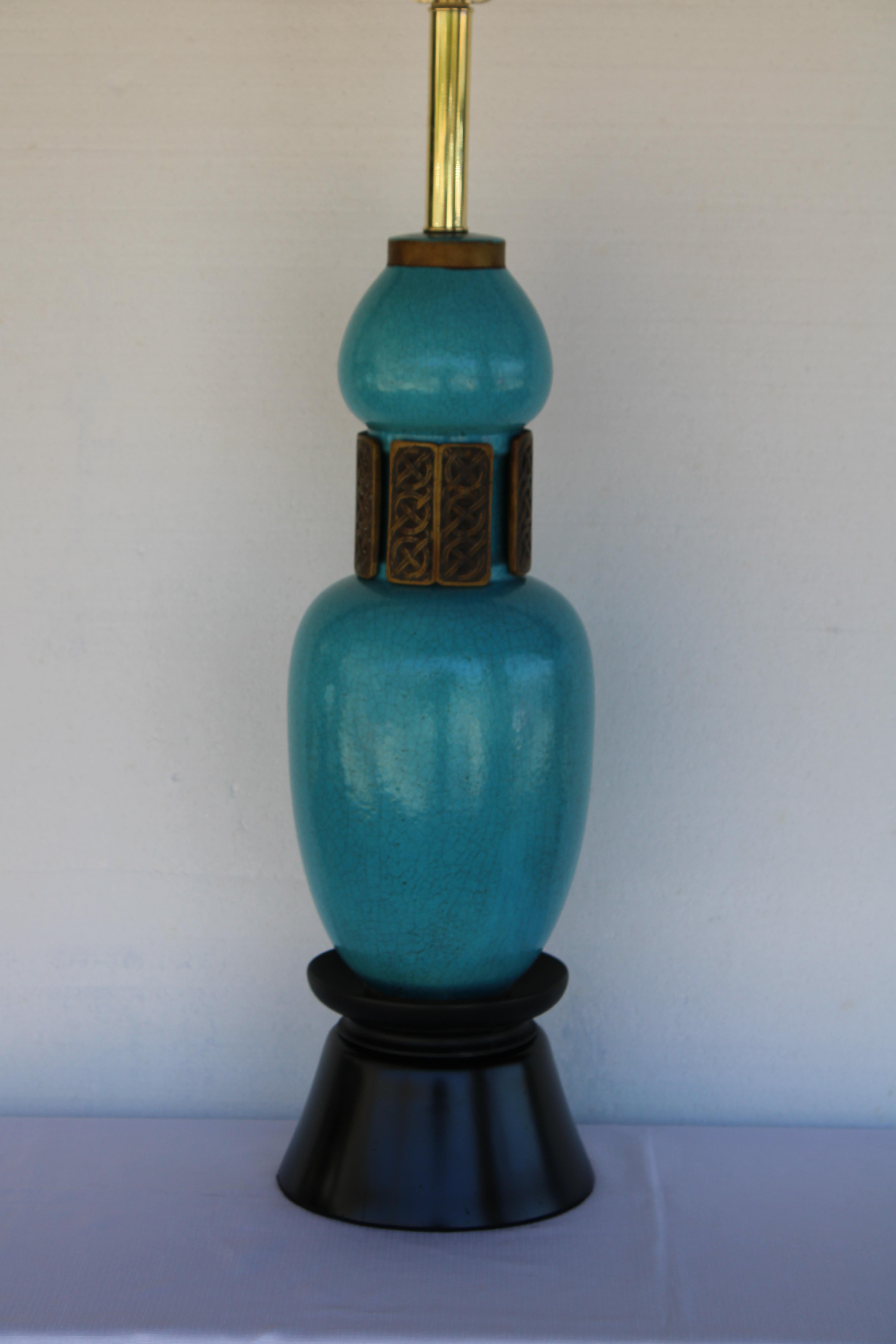 Lámpara de cerámica azul craquelada de Rembrandt Lamp Co.  La lámpara mide 33