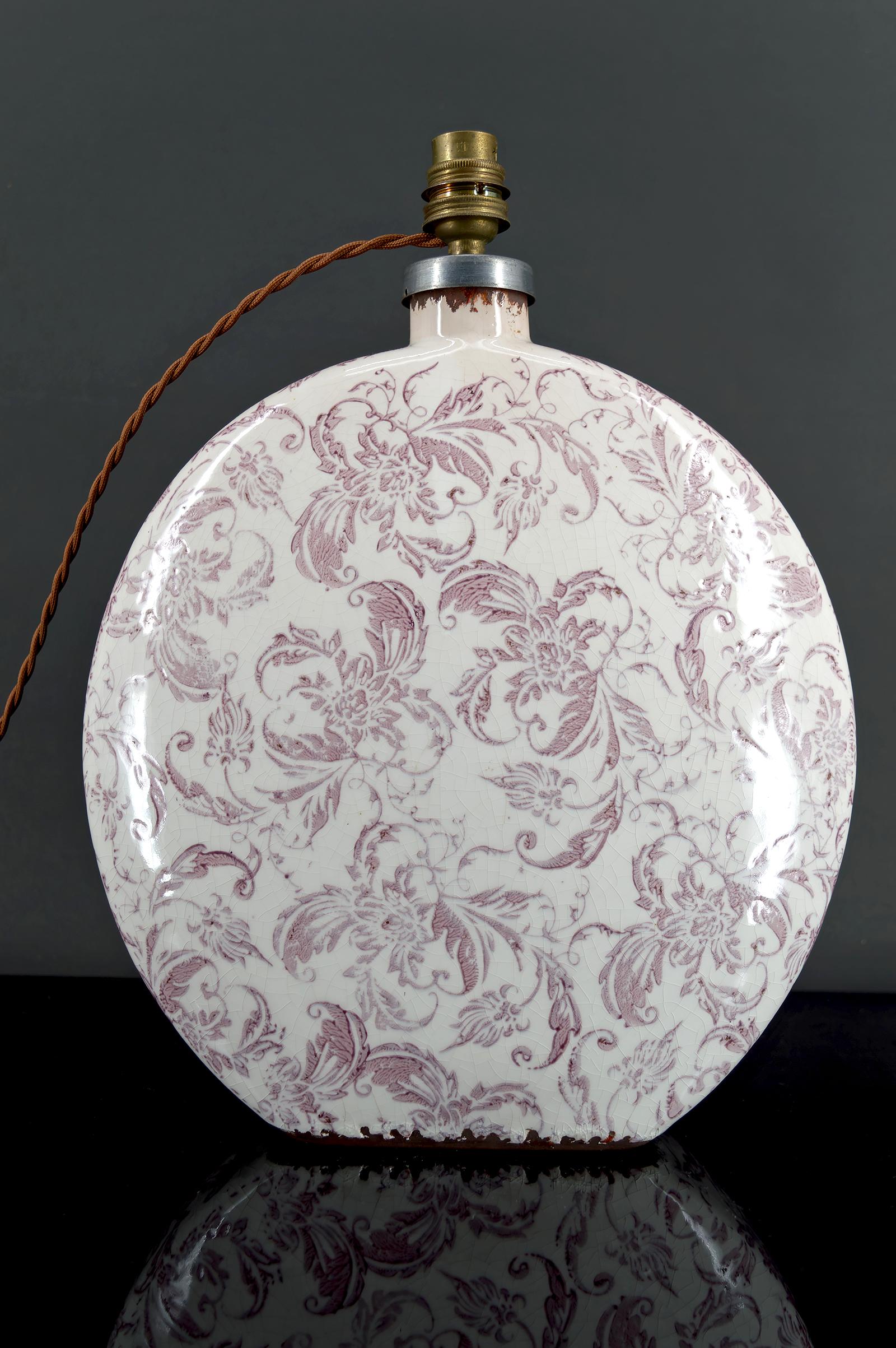Lampe en céramique craquelée, Shabby Chic, 20e siècle

Un étonnant vase en céramique en forme de gourde transformé en lampe, aux lignes élégantes et intemporelles. Un véritable coup de cœur pour les amateurs de décoration raffinée et
