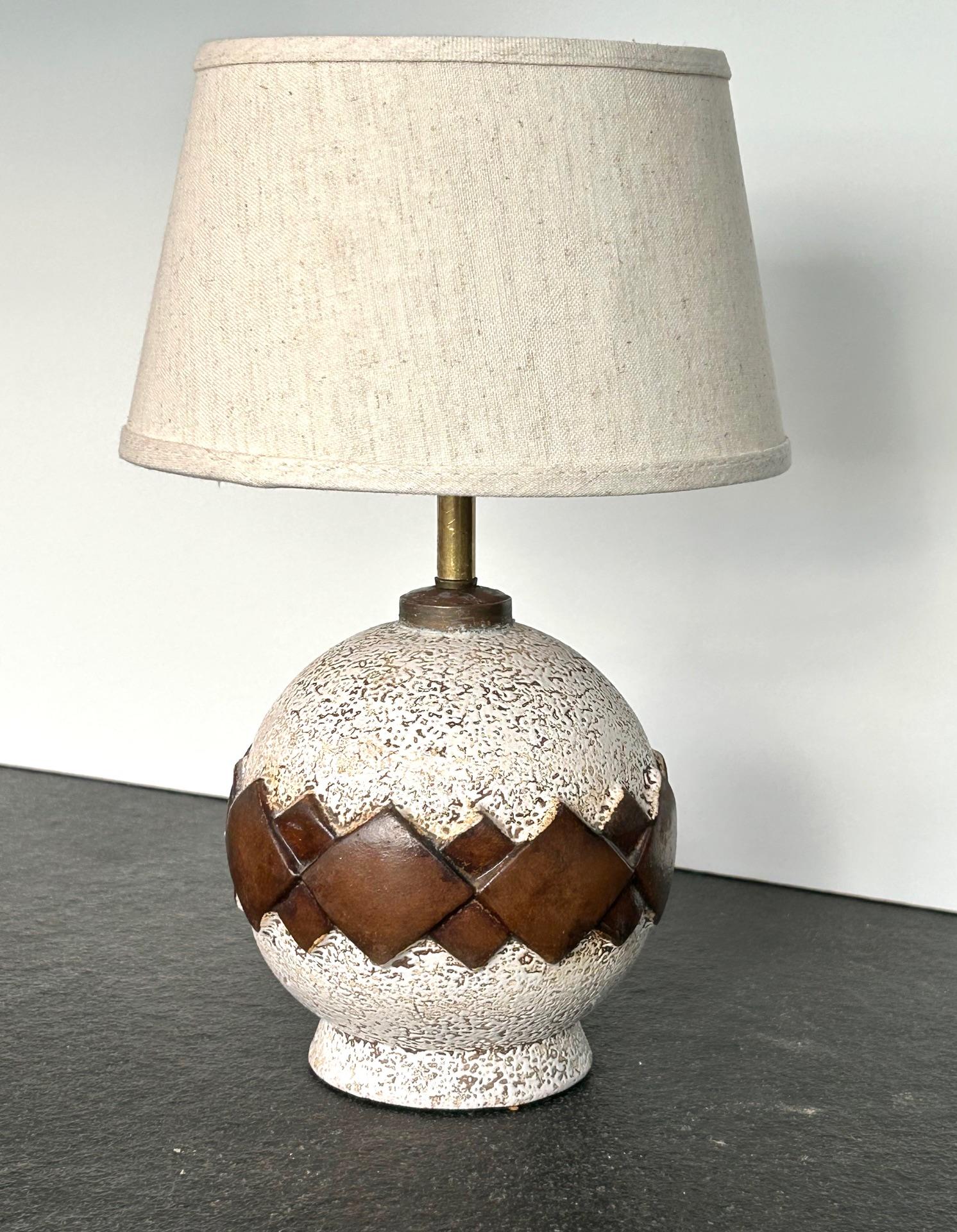 Pied de lampe Art Déco avec décoration géométrique en relief. 
Belle glaçure épaisse, dans le style de Jean Besnard.
Diamètre de la céramique : 15cm
Hauteur de la prise : 23cm
Des œuvres françaises du 20e siècle de grande qualité telles que  Jouve,