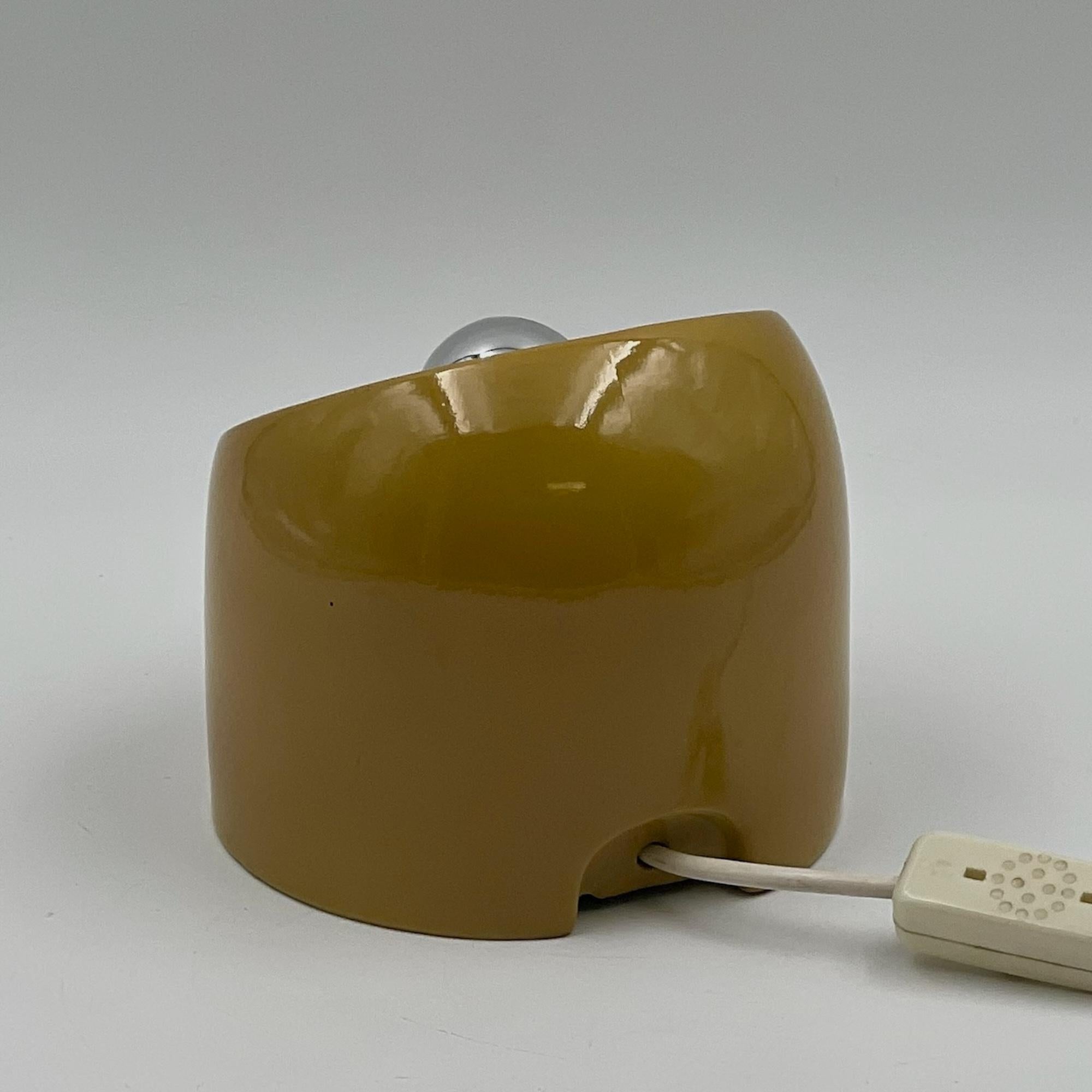 Ère spatiale Lampe en céramique jaune moutarde - Gabbianelli Marcello Cuneo Style, 1970 en vente