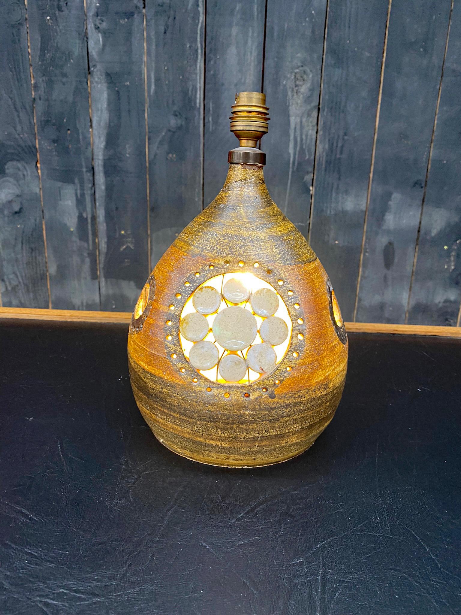 Keramische Lampe im Stil von Georges Pelletier, um 1950/1960.
Doppelte Beleuchtung, innen und außen.
 