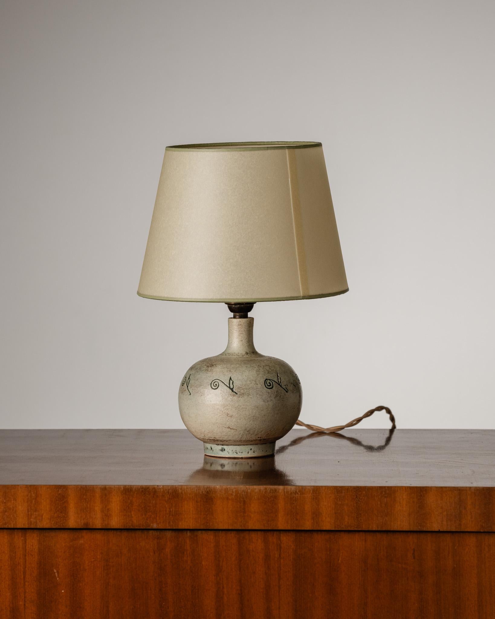 Small glazed ceramic table lamp from the 1950s, with a simple decoration of hand-painted stylized spirals. The piece is signed Isling under the base. Sold without a shade.

In good condition.