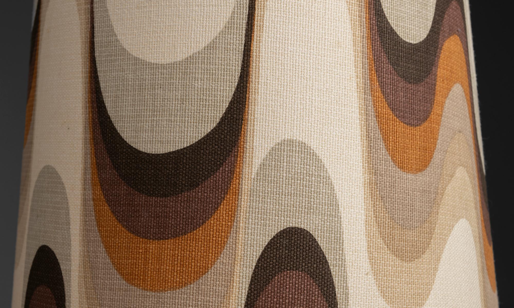 Italia, 1970
Lámpara de cerámica esmaltada con pantalla alta de lino estampado. -La lámpara tiene un pequeño desconchón como se ve en la cuarta foto.
12,5