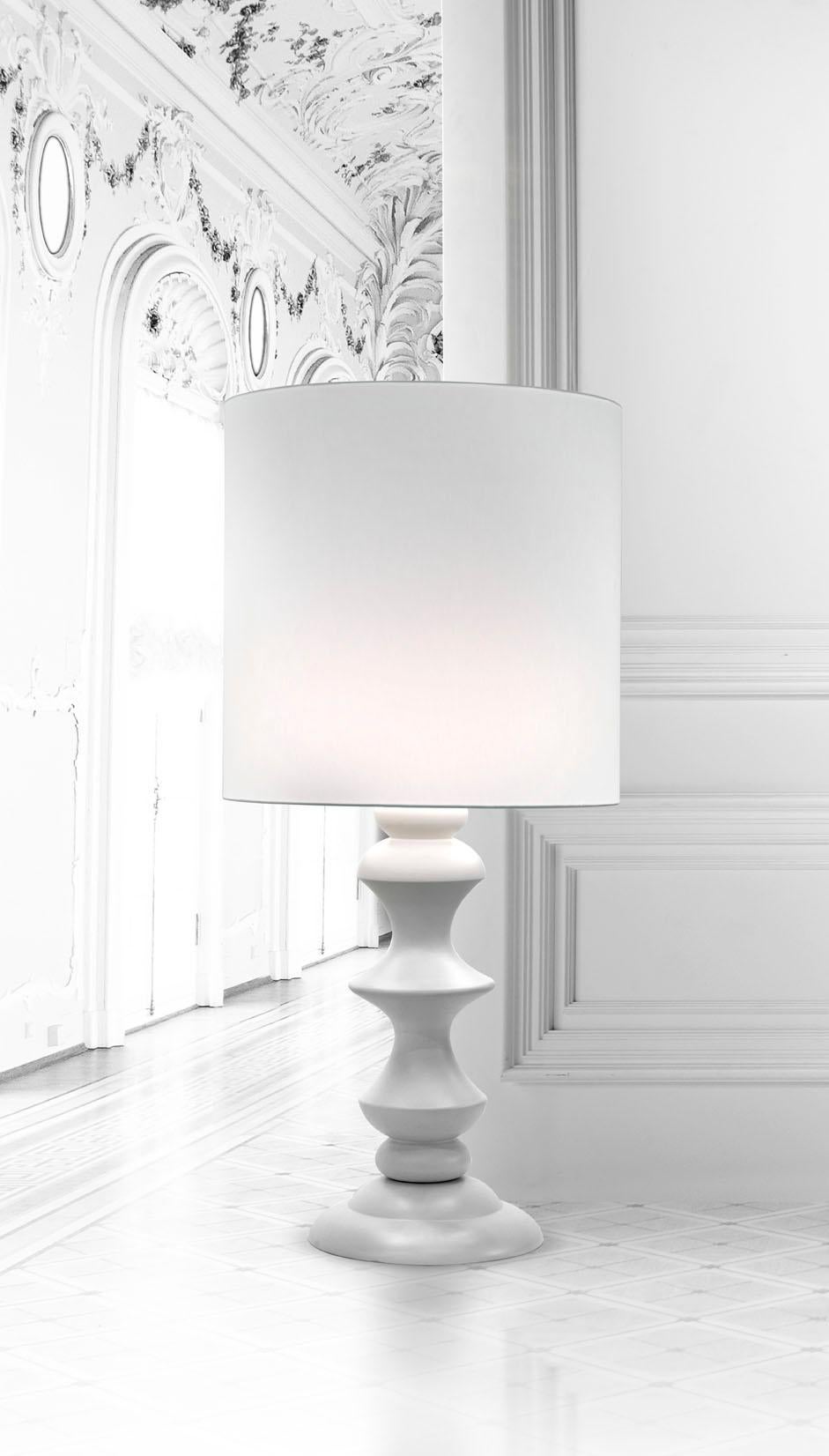 Keramische Lampe MIDA2
kabeljau. LM002
weiß glasiert
mit Lampenschirm aus Baumwolle

Maßnahmen: 
H. 120.0 cm.
Dm. 50.0 cm.