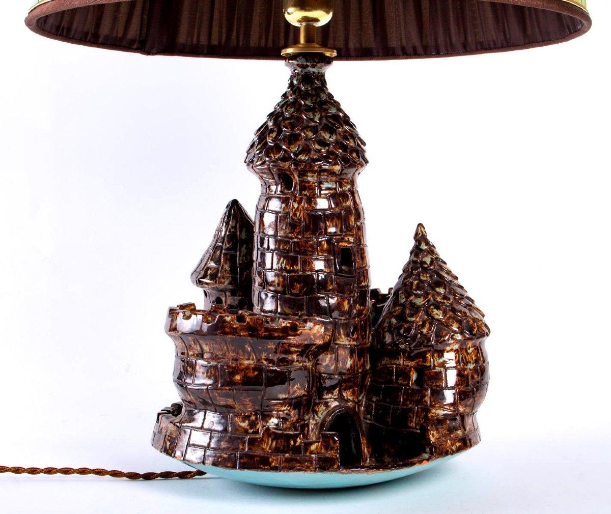 Ceramic lamp PRIMAVERA
Ceramic base representing a medieval castle.
Period: 20th century
Circa: 1950-1955
Dimensions: total height: 63cm
Base: height: 33 cm x length: 25 cm
Shade dimensions: height: 28,5 cm - top width: 28,5 cm - bottom width: