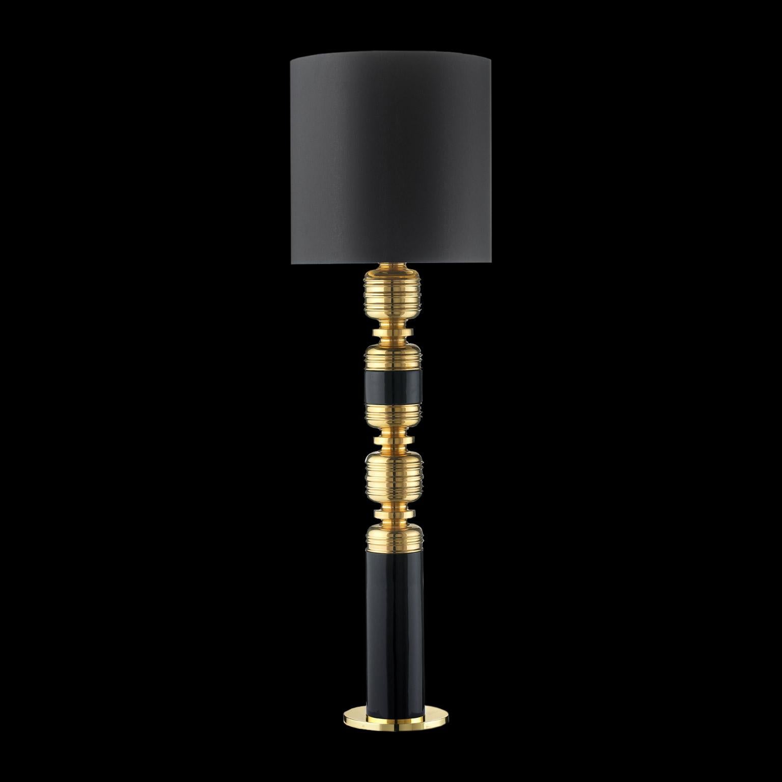 Lampe en céramique THEA 5 fabriquée à la main en or 24 carats 
avec émail noir avec abat-jour en coton

morue. LT005
mesures : H. 155.0 cm. Dm. 40,0 cm.