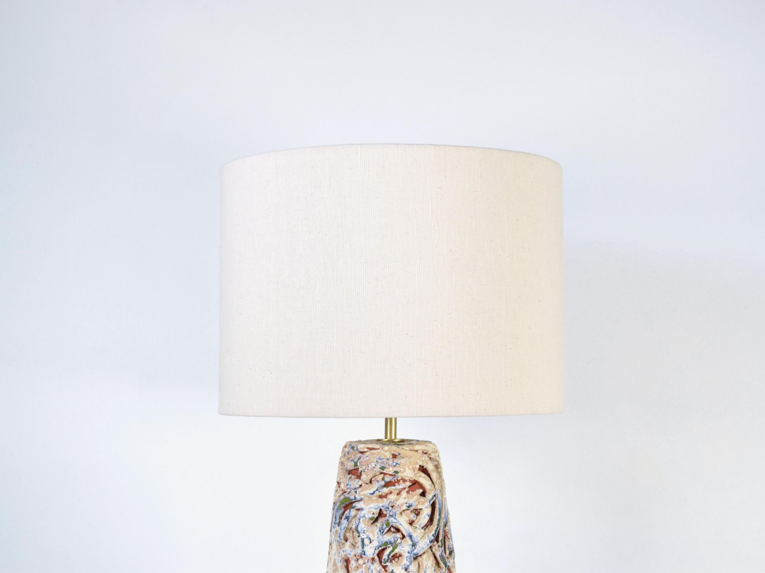 Keramische Lampe Weiß Blau Grün Glasur Leinen Lampenschirm - Handmade One of a Kind (21. Jahrhundert und zeitgenössisch) im Angebot