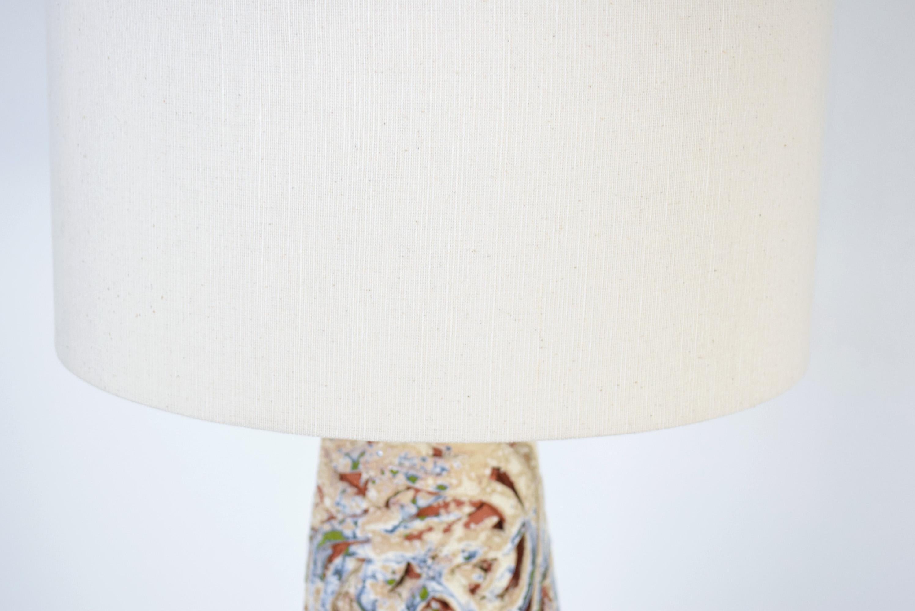 Keramische Lampe Weiß Blau Grün Glasur Leinen Lampenschirm - Handmade One of a Kind (Messing) im Angebot