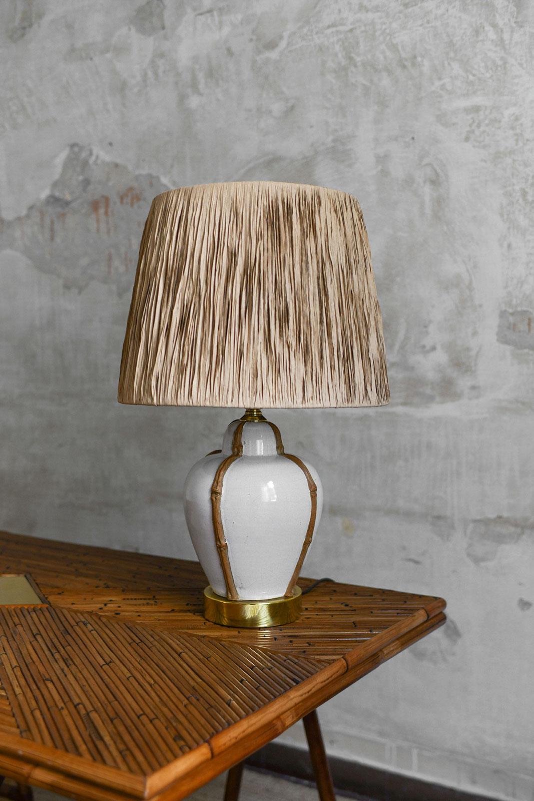 Lampe en céramique avec motifs ressemblant à des bambous et détails en laiton, 1970
Détails du produit
Livré avec un abat-jour en raphia.
Dimensions : 50 L x 71,5 H × 50 D cm