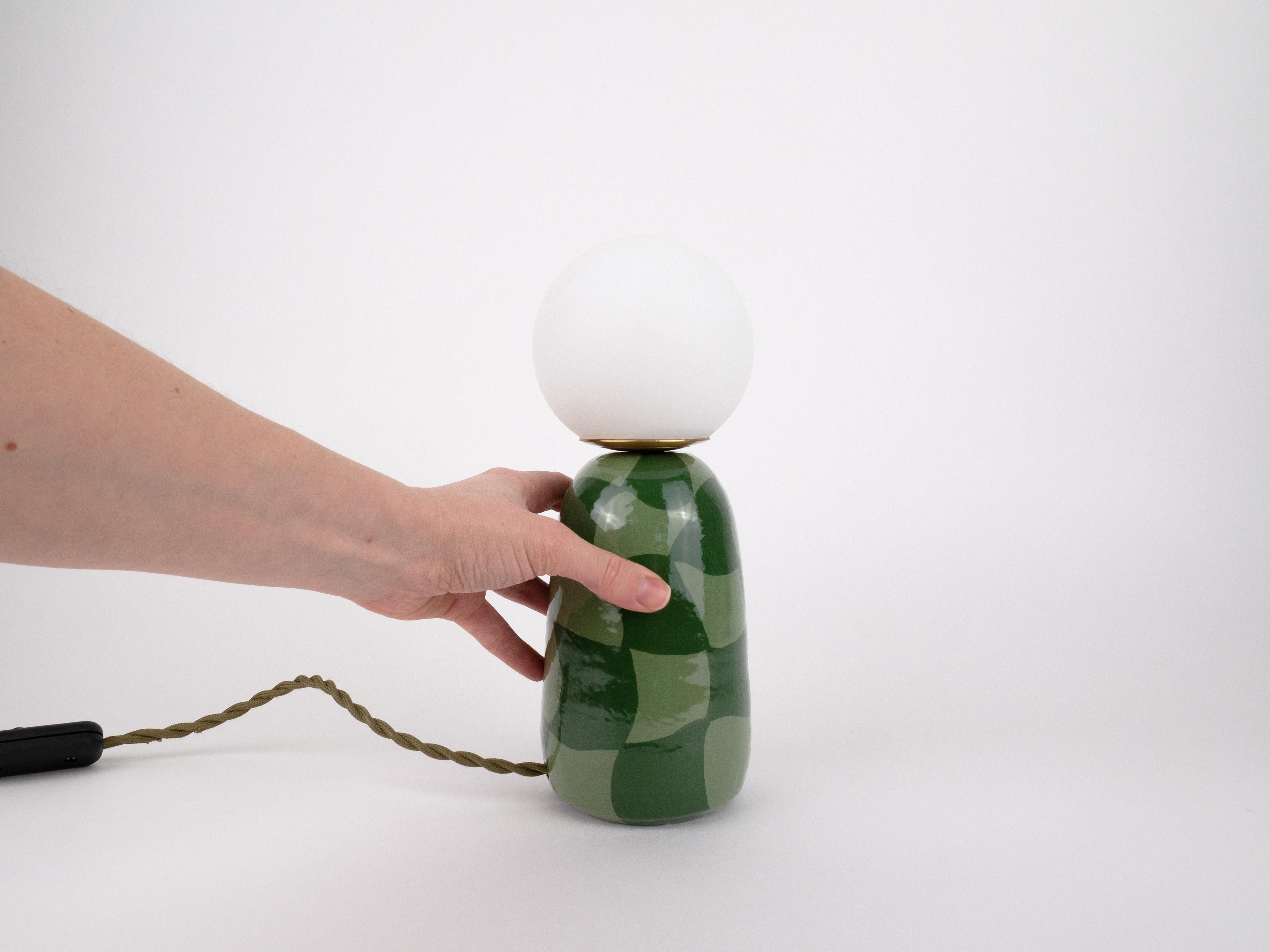 XXIe siècle et contemporain Lampe en céramique avec abat-jour en verre - carreau vert abstrait en vente