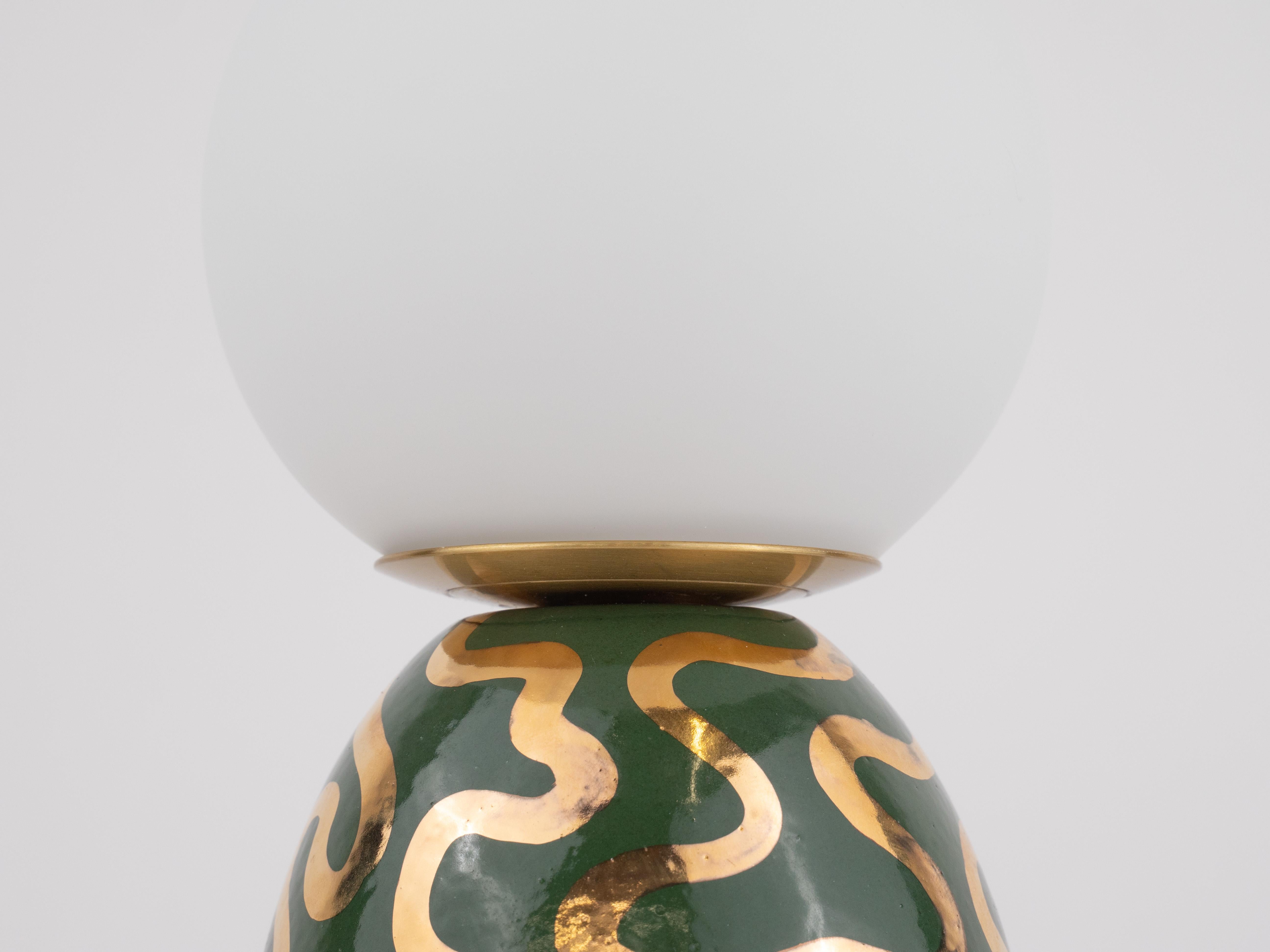 Européen Lampe en céramique avec abat-jour en verre vert et doré en vente