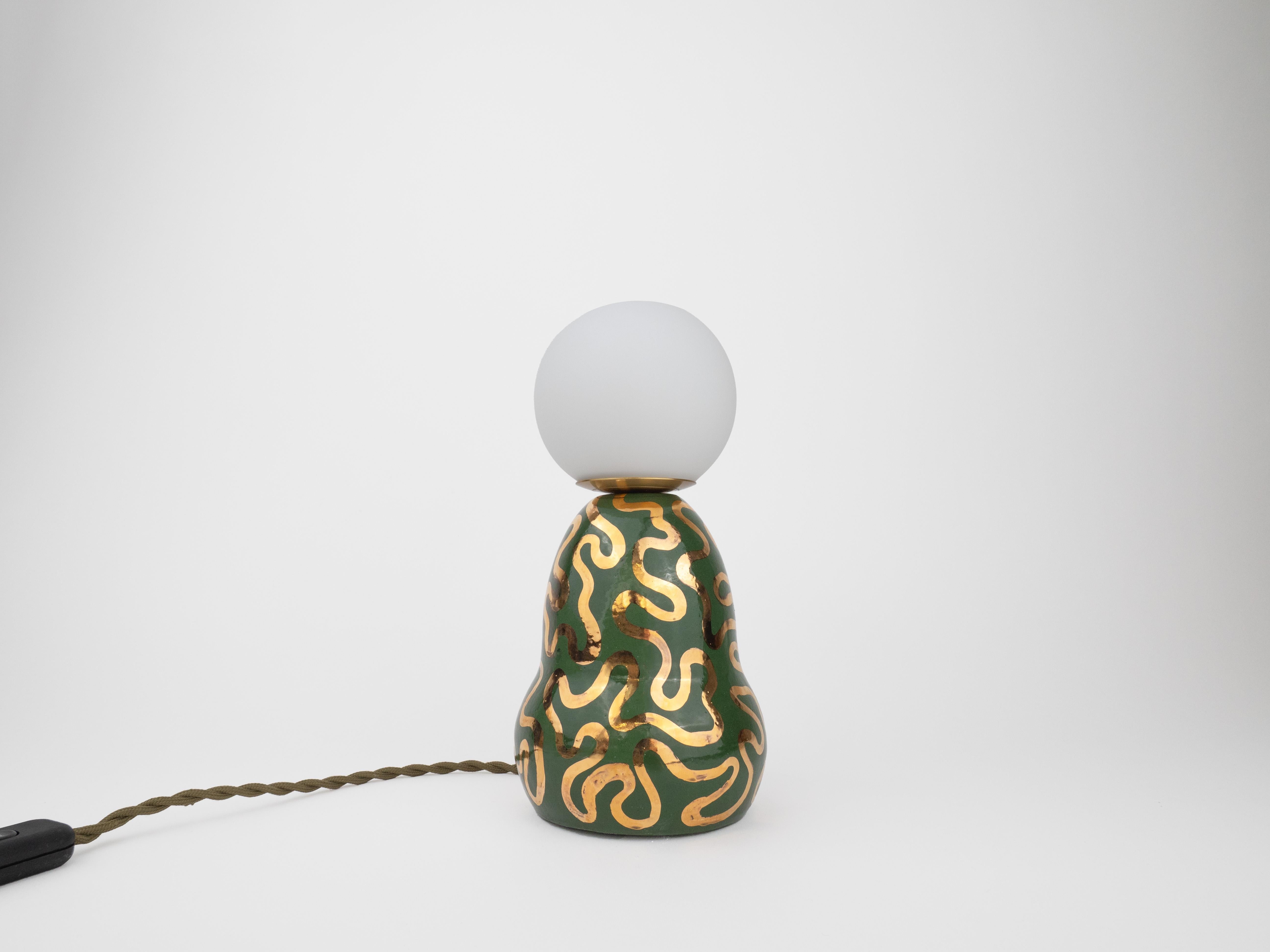 Fait main Lampe en céramique avec abat-jour en verre vert et doré en vente