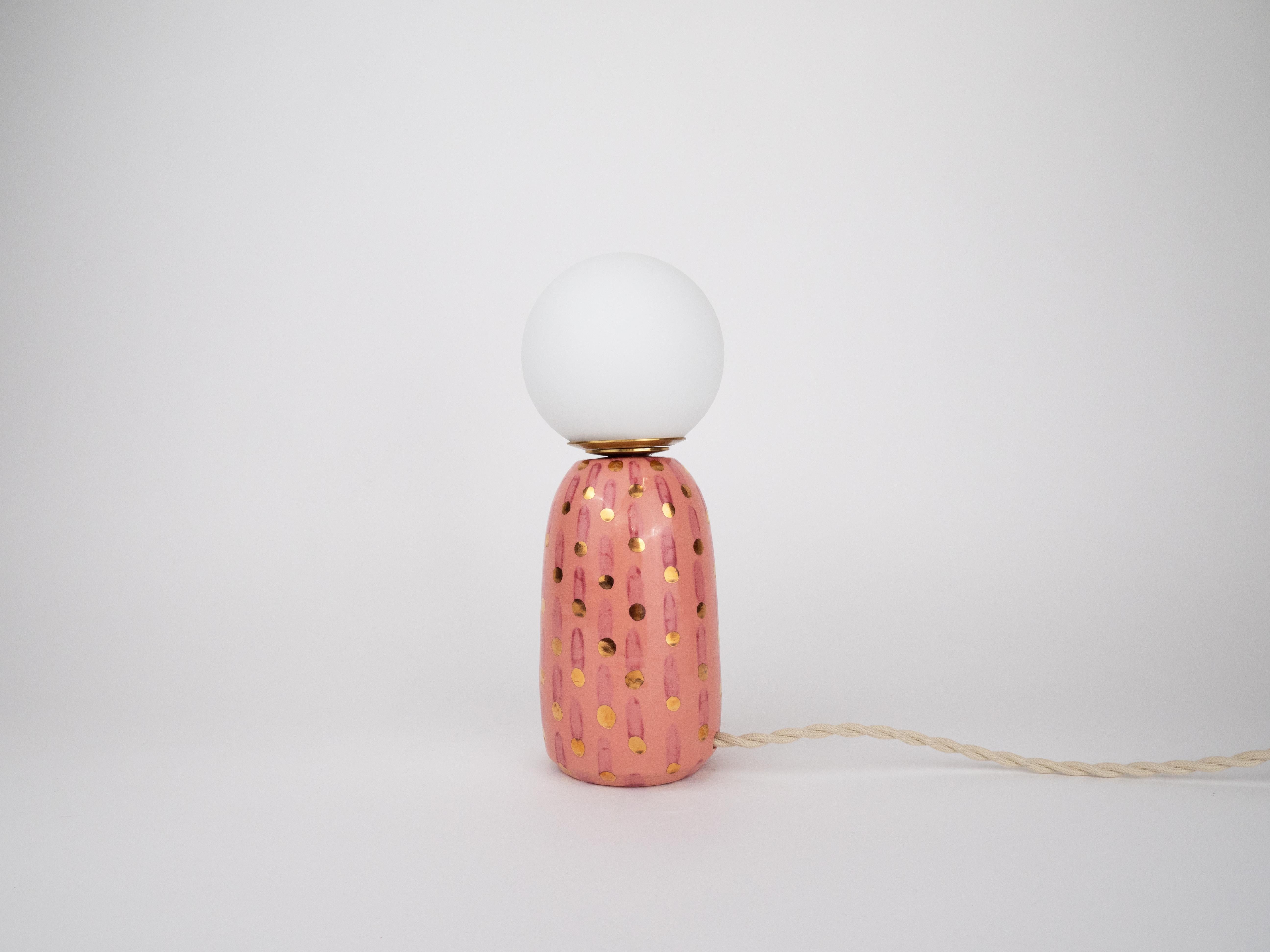 Européen Lampe en céramique avec abat-jour en verre rose en vente