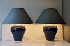 Une des deux lampes en céramique blanche et bleue