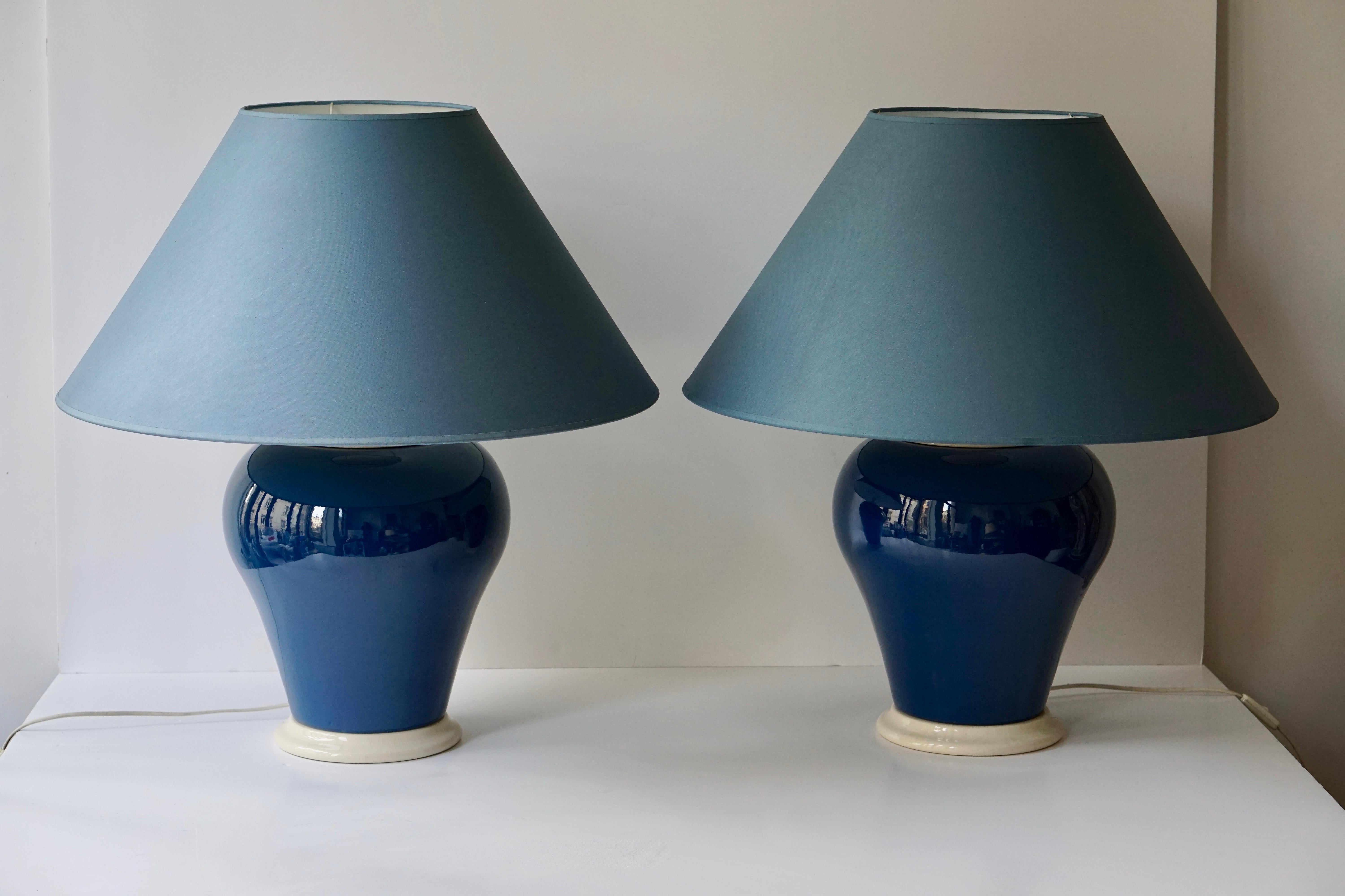 Une des deux lampes en céramique blanche et bleue Bon état - En vente à Antwerp, BE