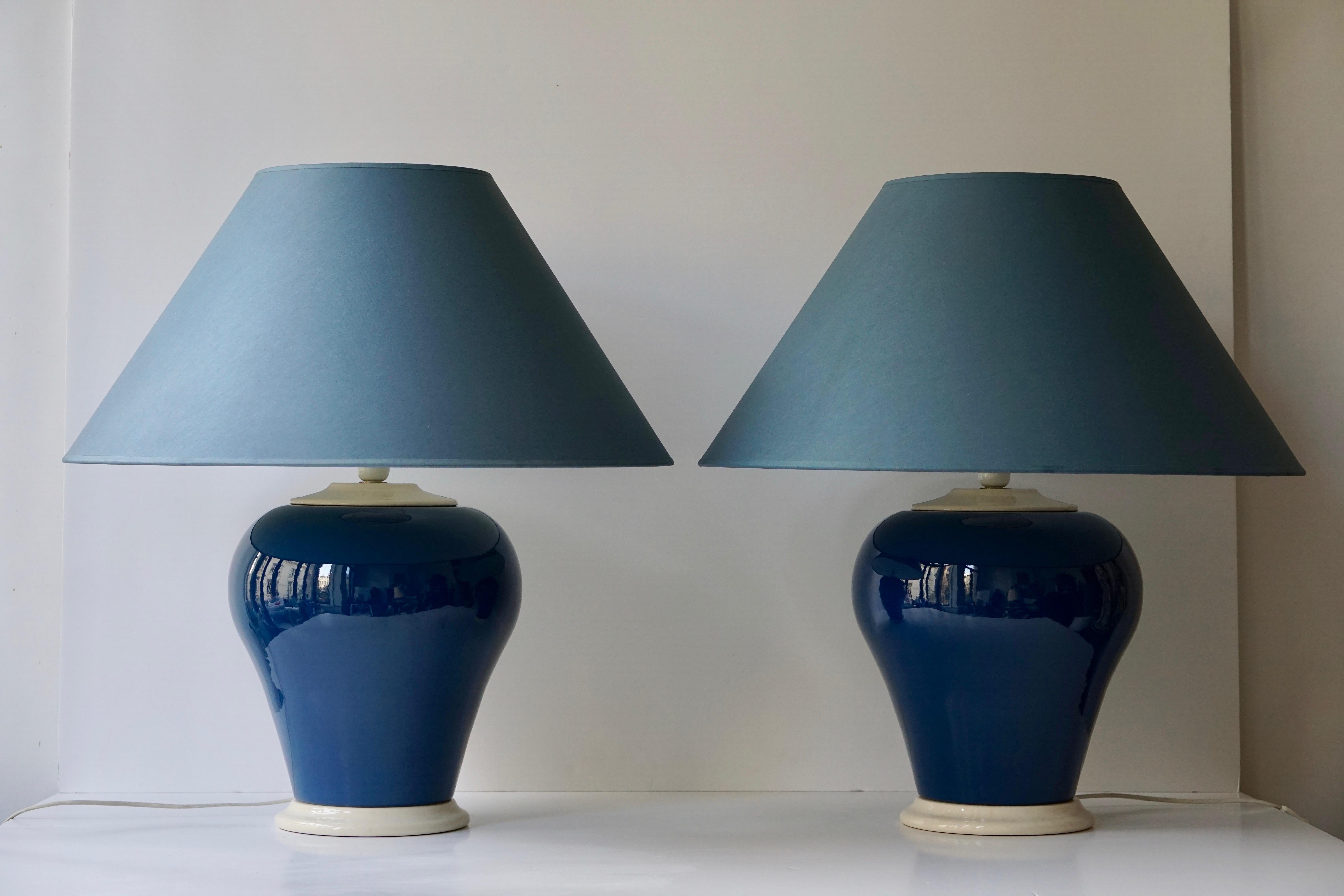 20ième siècle Une des deux lampes en céramique blanche et bleue en vente