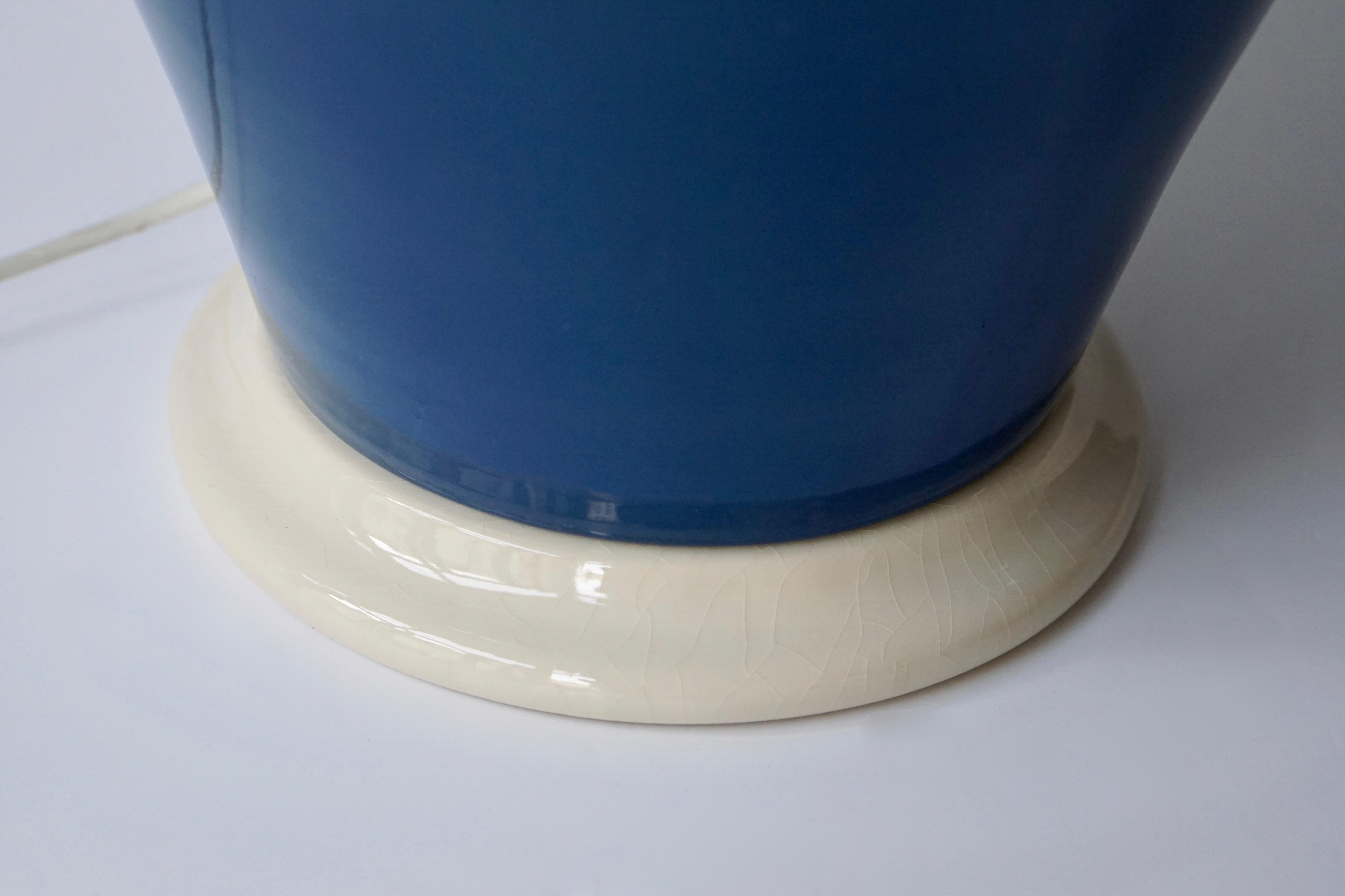 Une des deux lampes en céramique blanche et bleue en vente 1