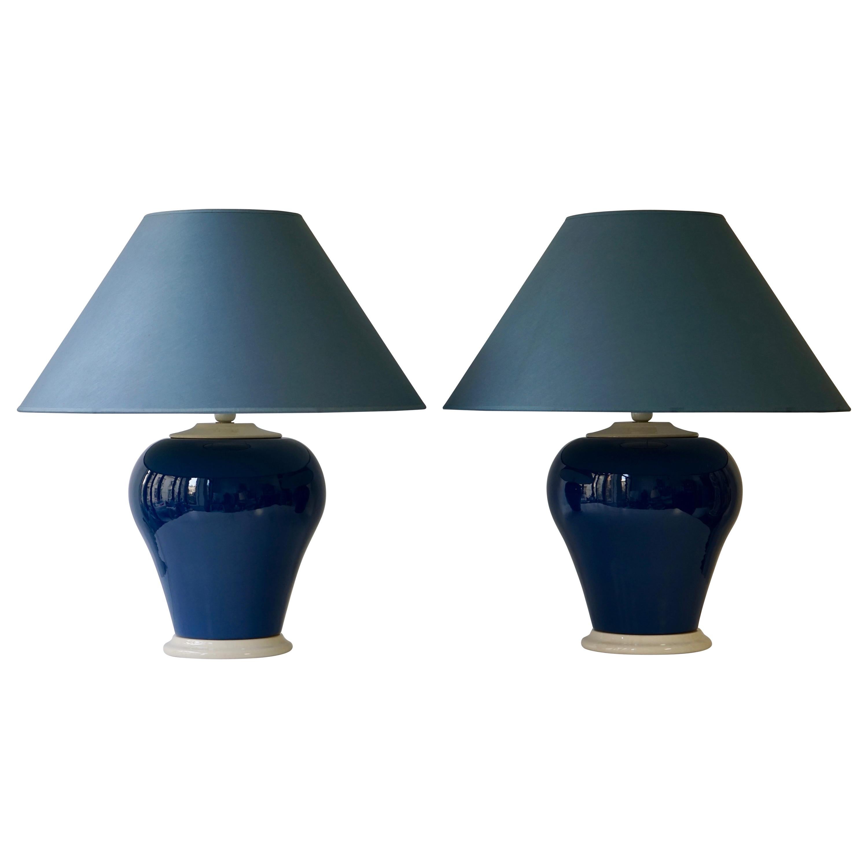 Une des deux lampes en céramique blanche et bleue en vente