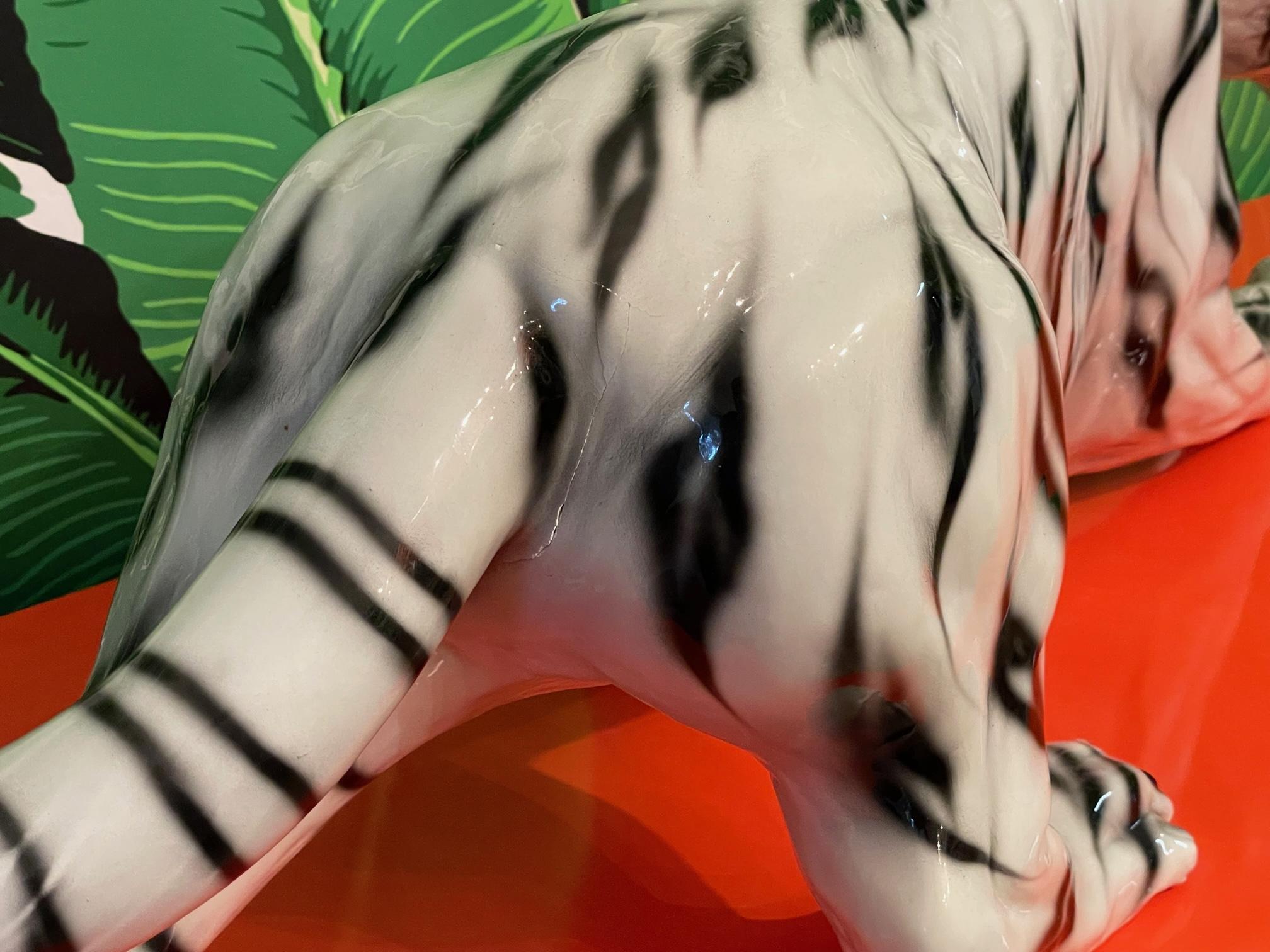 Grande statue de tigre blanc en céramique enroulée en vente 4