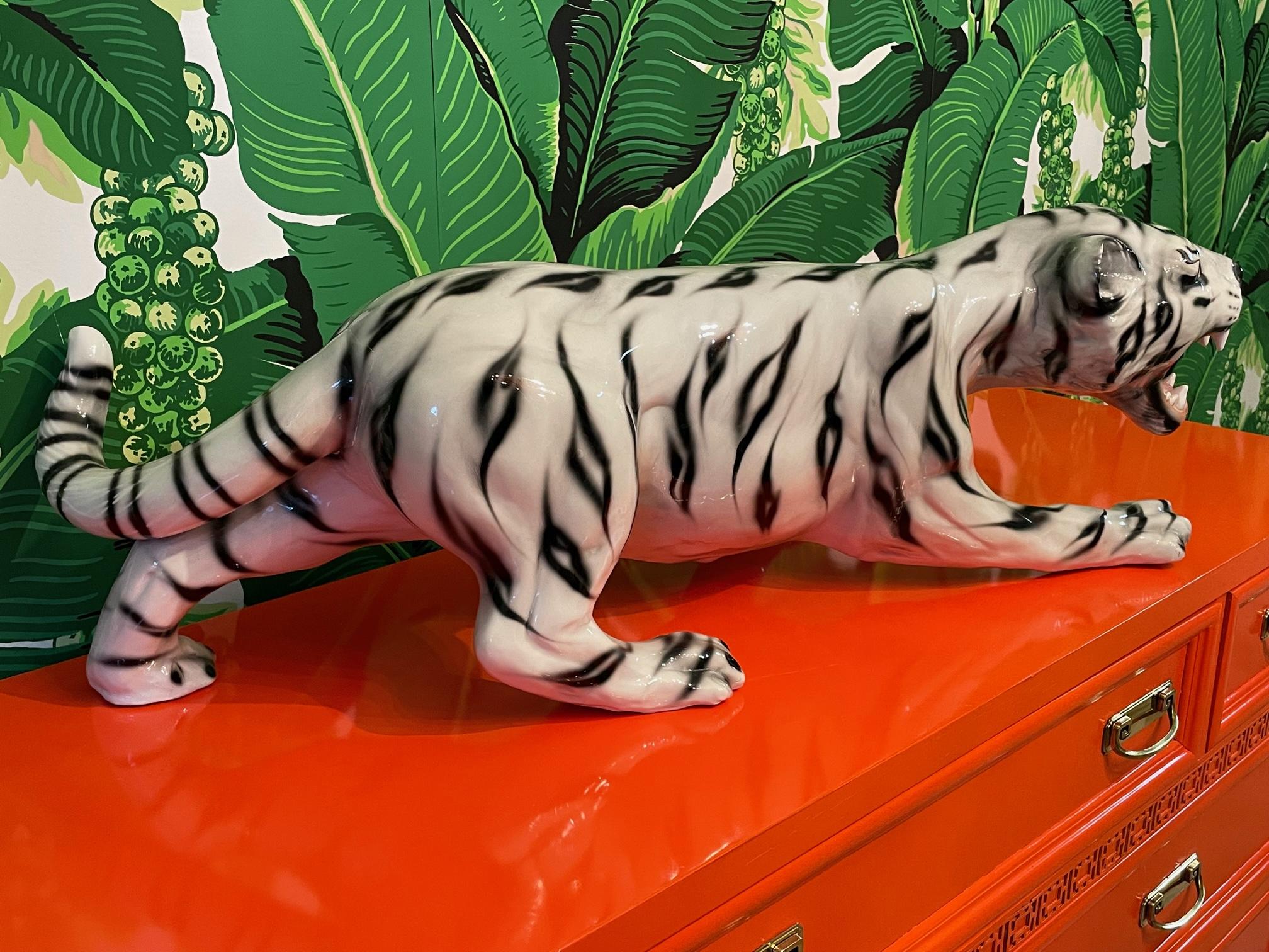 Große crouching weiße Tigerstatue aus Keramik (Hollywood Regency) im Angebot