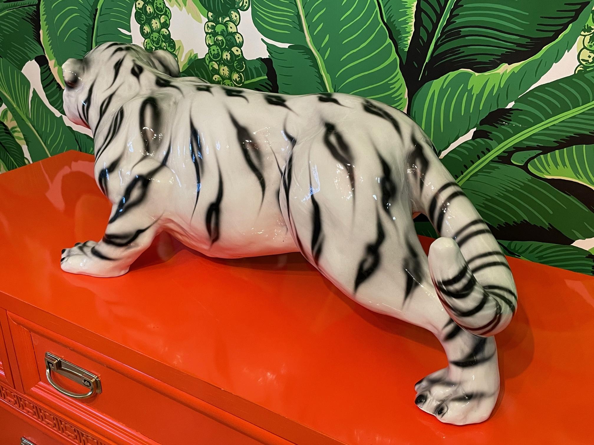 Große crouching weiße Tigerstatue aus Keramik (20. Jahrhundert) im Angebot