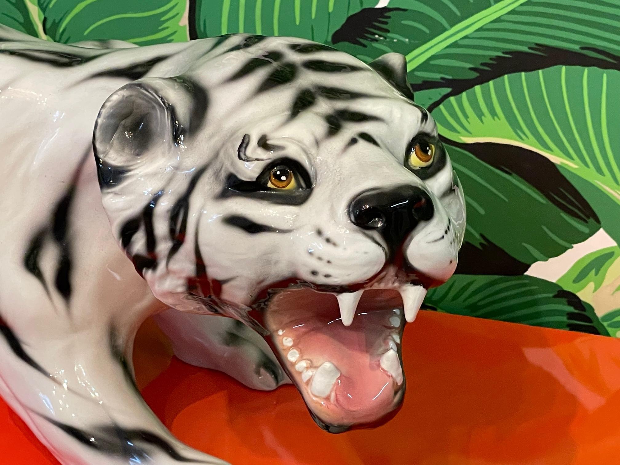 Céramique Grande statue de tigre blanc en céramique enroulée en vente