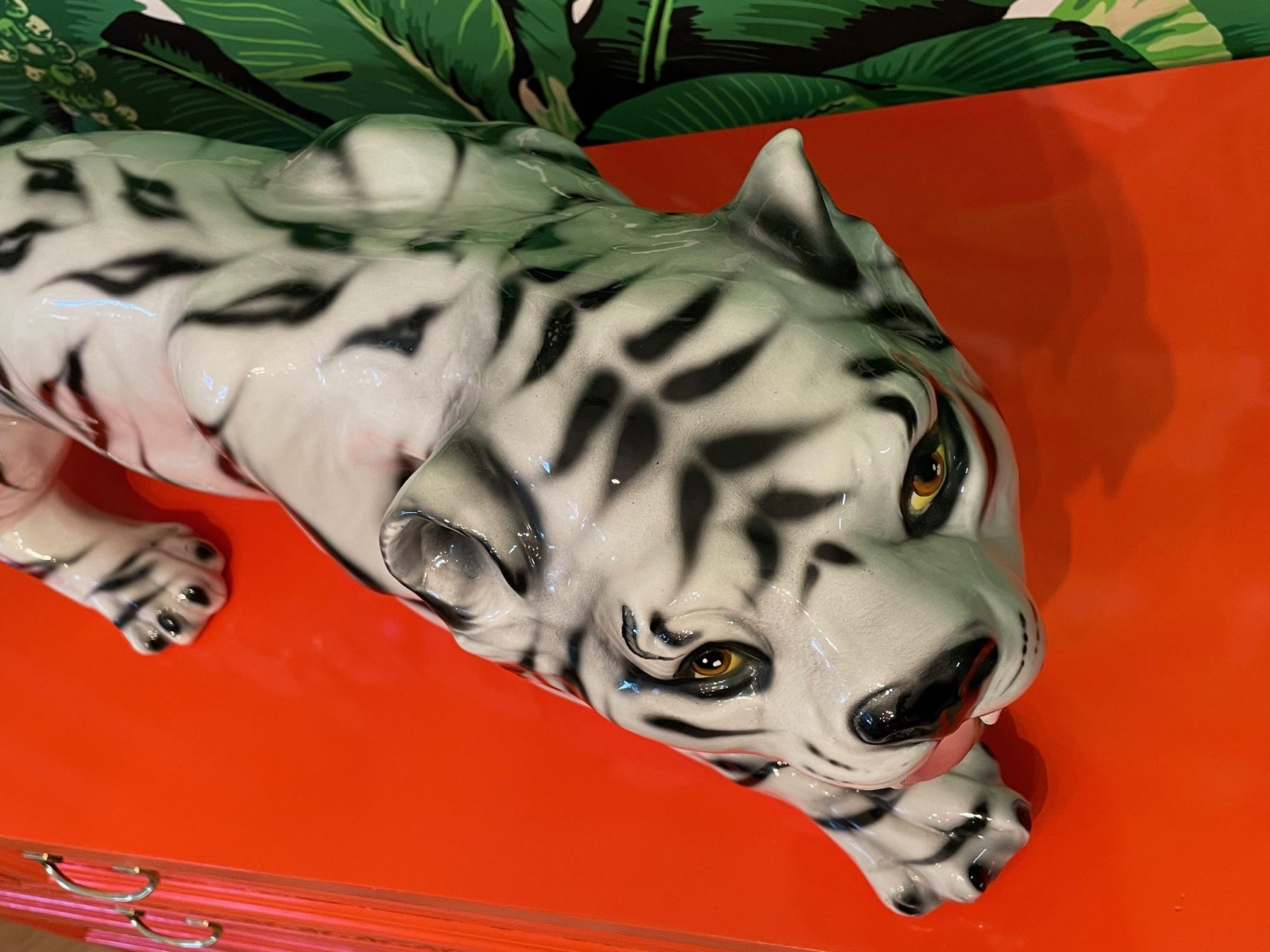 Grande statue de tigre blanc en céramique enroulée en vente 1